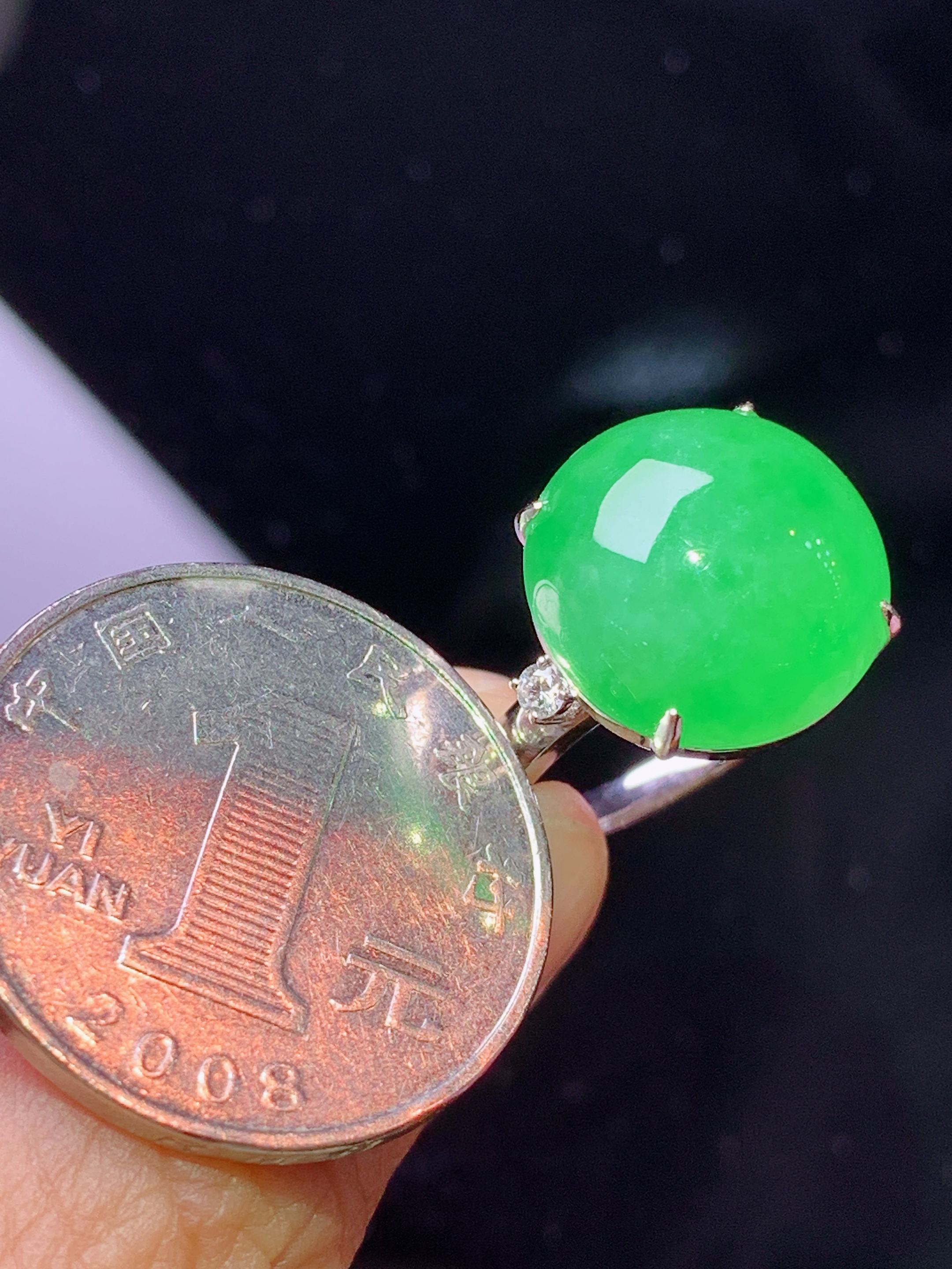 18k金钻镶嵌翠绿蛋面戒指 玉质细腻 色泽艳丽清新 水润亮眼 圈口13.5 整体尺寸14.8*14.2*6.8L2