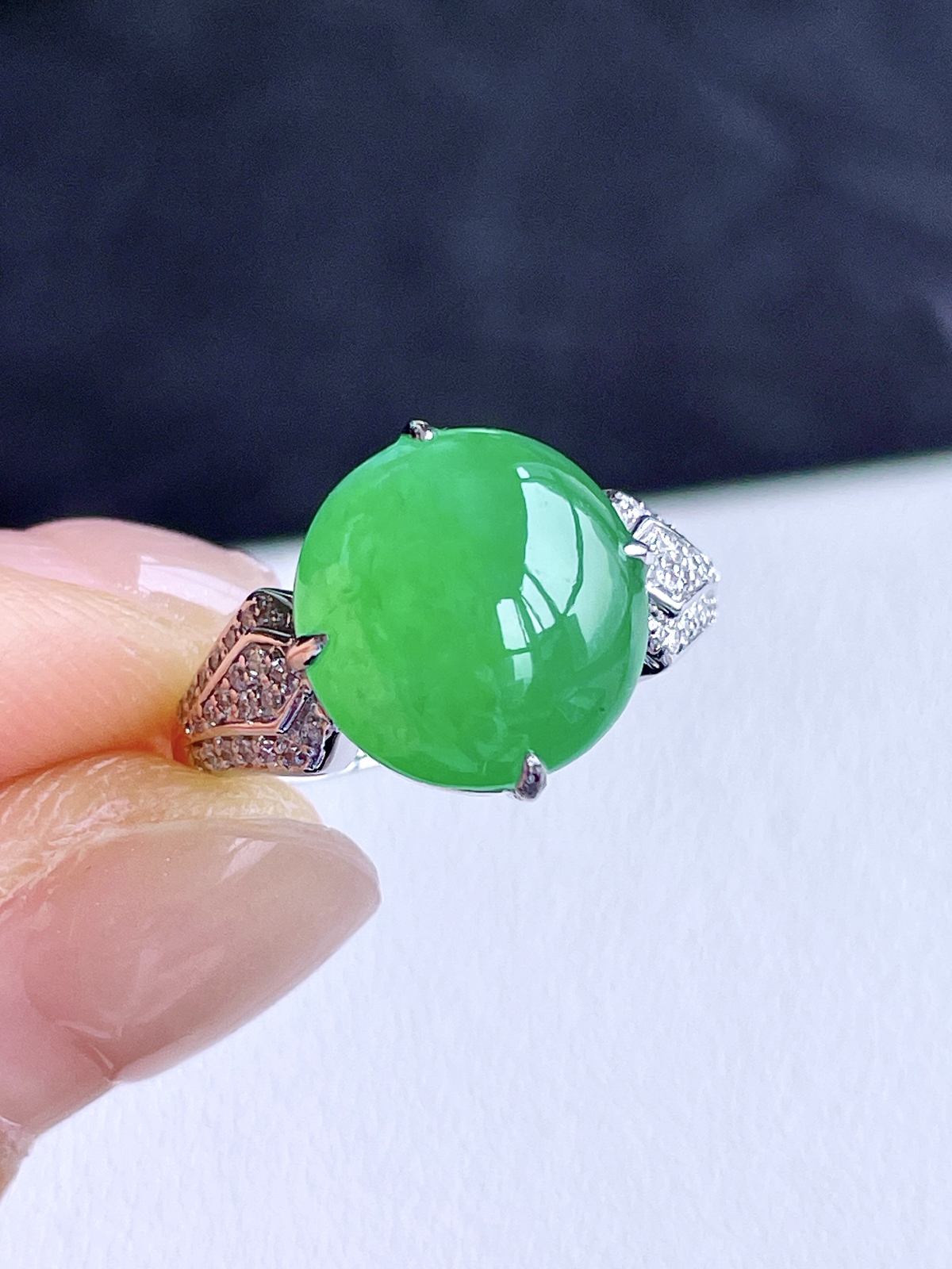 冰阳绿蛋面戒指 
【整体】12.9-12.4-7.5
【圈口】14号