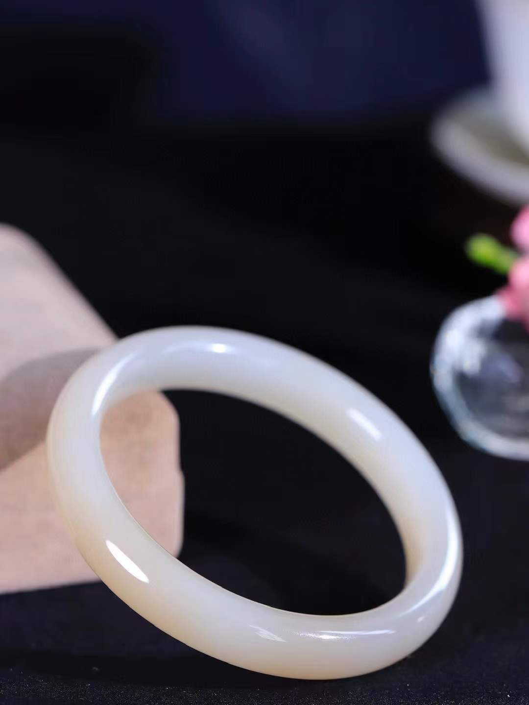 【粉黛.手镯】

精品️和田玉藕粉双色手镯
仙女藕粉手镯
馥郁芬芳 油糯饱满
气质温婉尔雅 甜甜的藕粉色
质地如膏似脂 少女感十足
精工打磨 手感上佳
尺寸57-11-8.2mm 重45克 9347100T