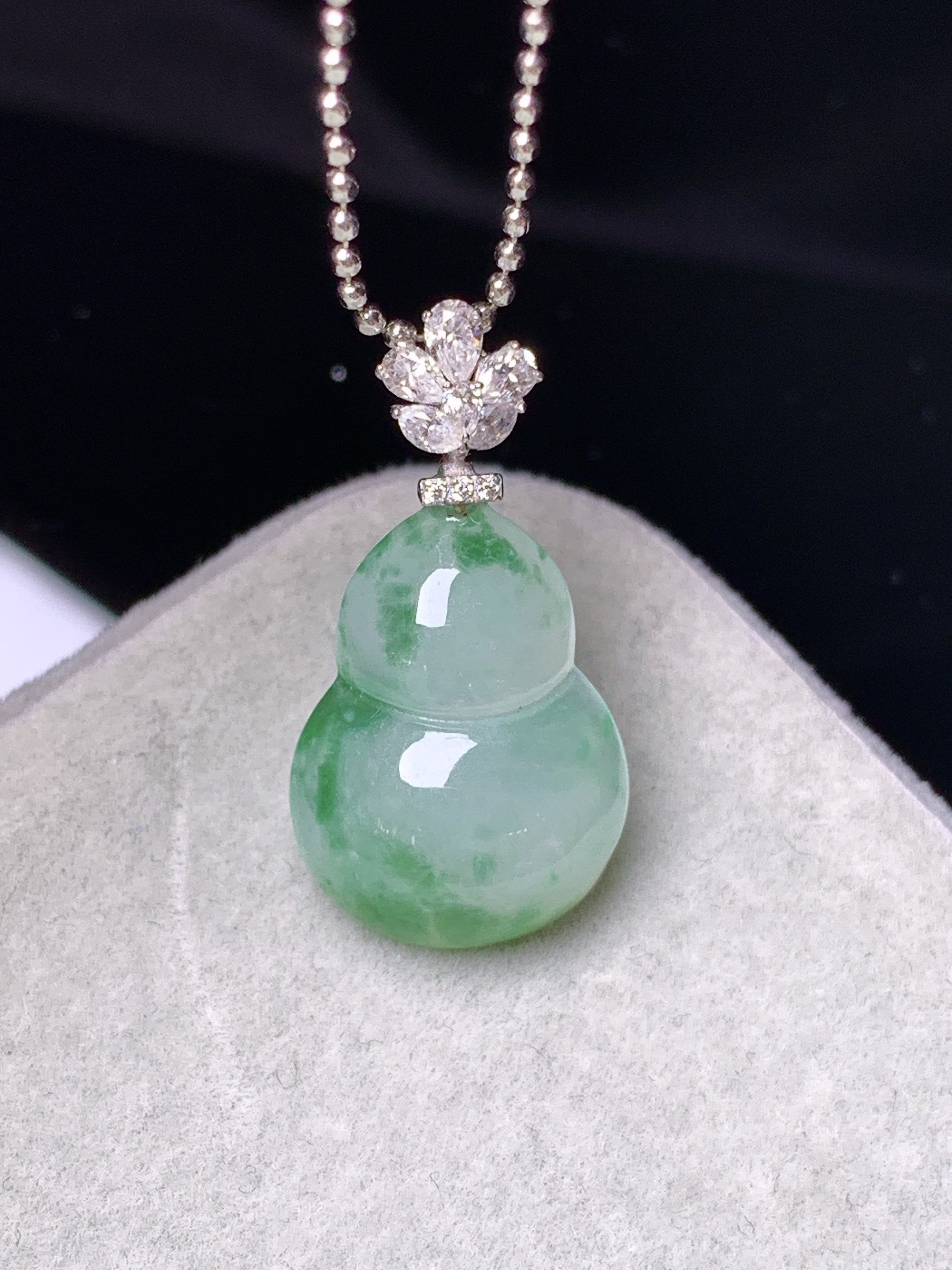 18k金莫桑钻镶嵌飘绿葫芦吊坠 玉质细腻 色泽艳丽清新 水润亮眼 整体尺寸24.3*12.5*5e1