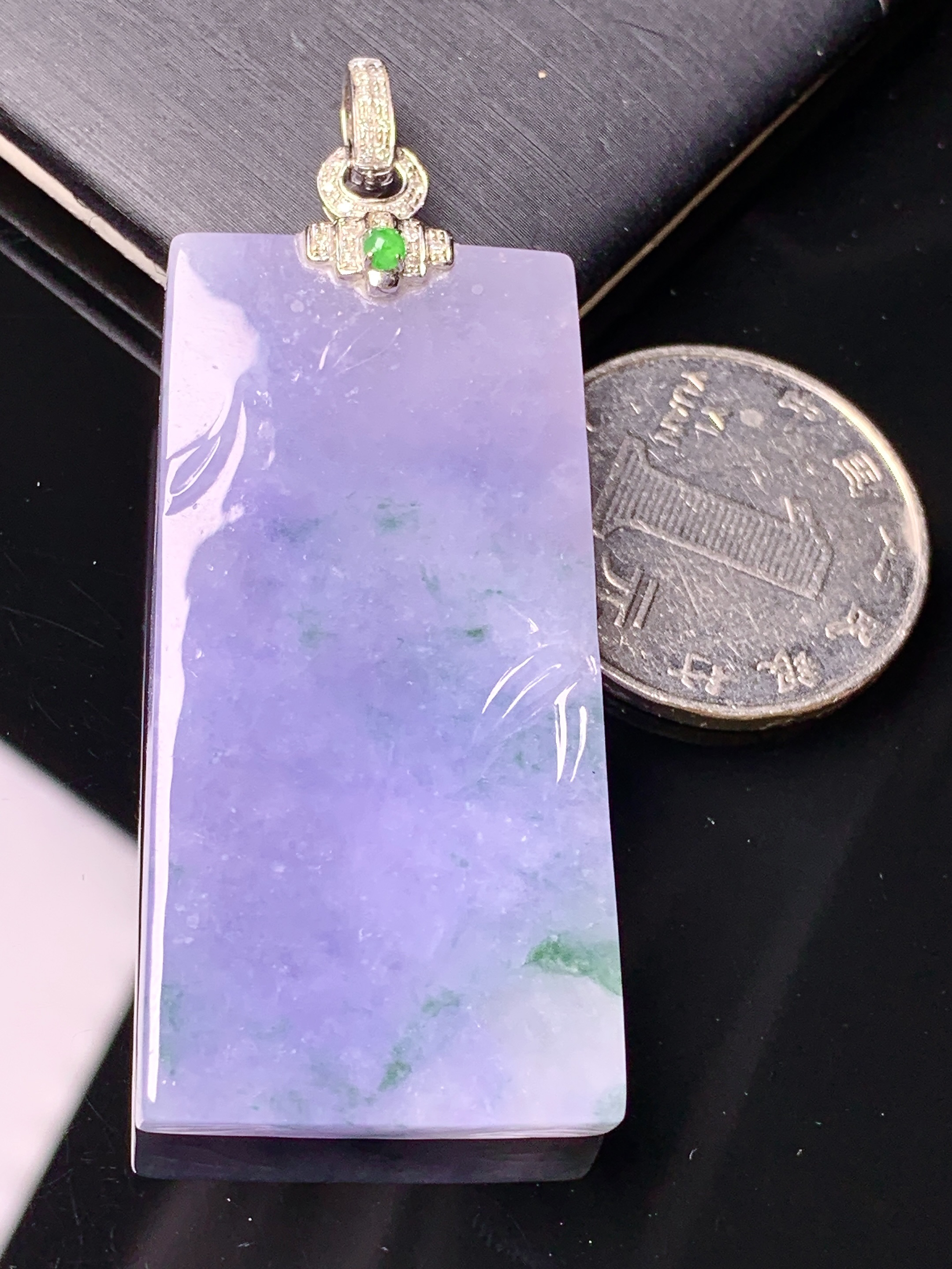 18k金钻镶嵌紫罗兰飘花无事牌吊坠 玉质细腻 色泽艳丽清新 水润亮眼 整体尺寸60*24*5.5b1