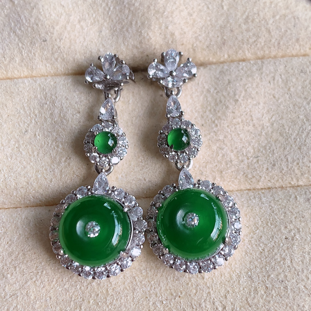 冰满绿翡翠925银镶嵌耳钉，自然光实拍，翠色灵动，颜色漂亮，种老水足，品相佳，佩戴佳品！W481.3
