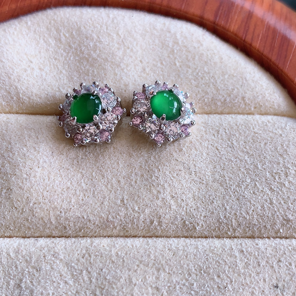 冰满绿翡翠925银镶嵌耳钉，自然光实拍，翠色灵动，颜色漂亮，种老水足，品相佳，佩戴佳品！W502.31  取一整体尺寸：10-5.8mm  裸石尺寸：4.6mm