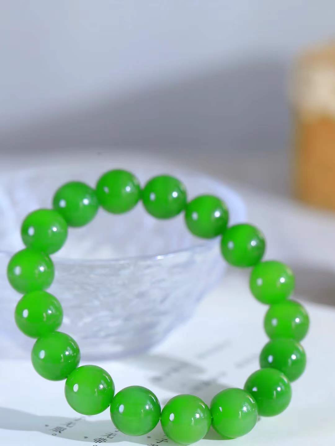 【珠圆玉润.手串】

精品️和田玉碧玉猫眼珠圆玉润手串 玉质温润细腻  整串打磨圆润，佩戴舒适。珠珠落玉盘，间关莺语花底滑，一生美好时光，无论身在何处，都有它相伴相守。事事顺遂，幸福美满，吉祥如意。重46克 尺寸取一12mm  FDA-22362733