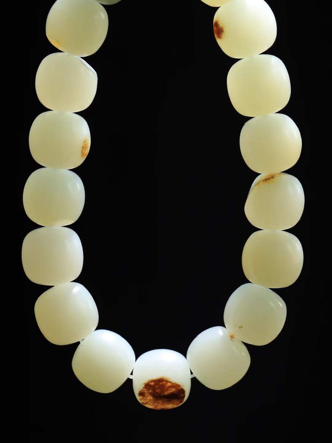 （老型珠.手串）

新疆和田籽料老型珠手串，玉质细腻油润 饱满光滑 质朴无华，悠远简单，人心境界远，百世修炼深，心灵常驻善意持，觉悟人生百世修。重63.8克    尺寸取一12.2-13mm    10352800A