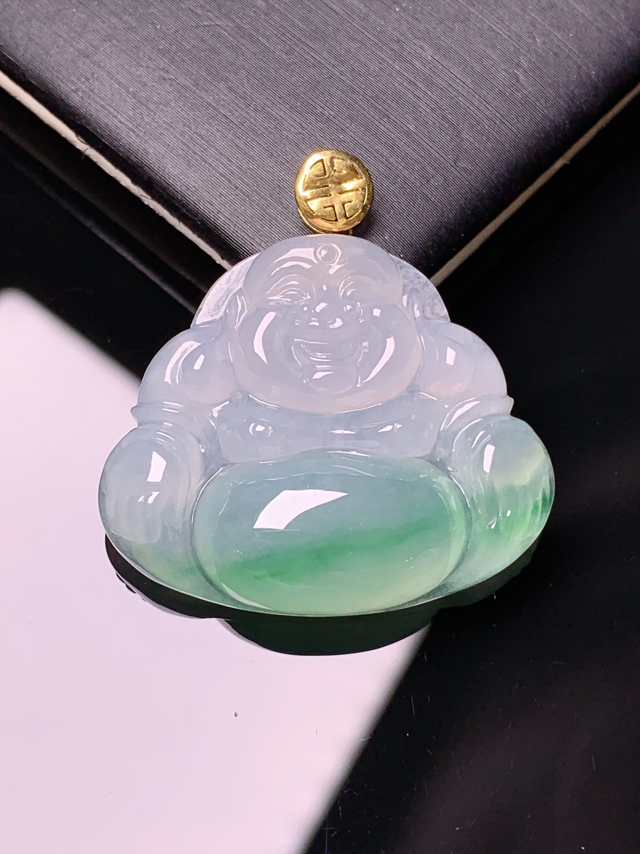 18k金镶嵌飘绿佛公吊坠 玉质细腻 色泽艳丽清新 水润亮眼 整体尺寸30.3*29.2*6.6m1