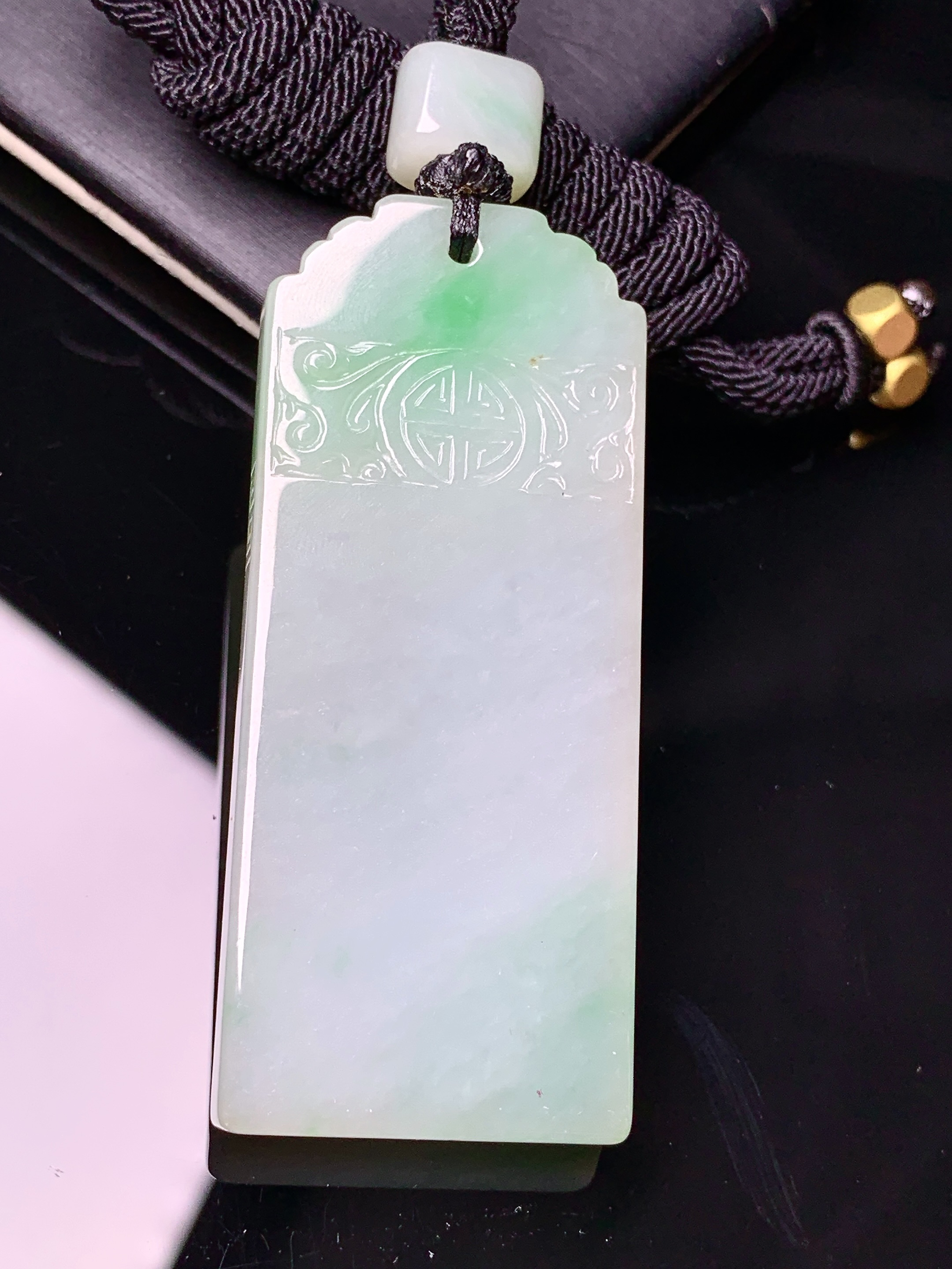 飘绿无事牌吊坠 玉质细腻 色泽艳丽清新 水润亮眼 整体尺寸54.2*22.8*6.5L1