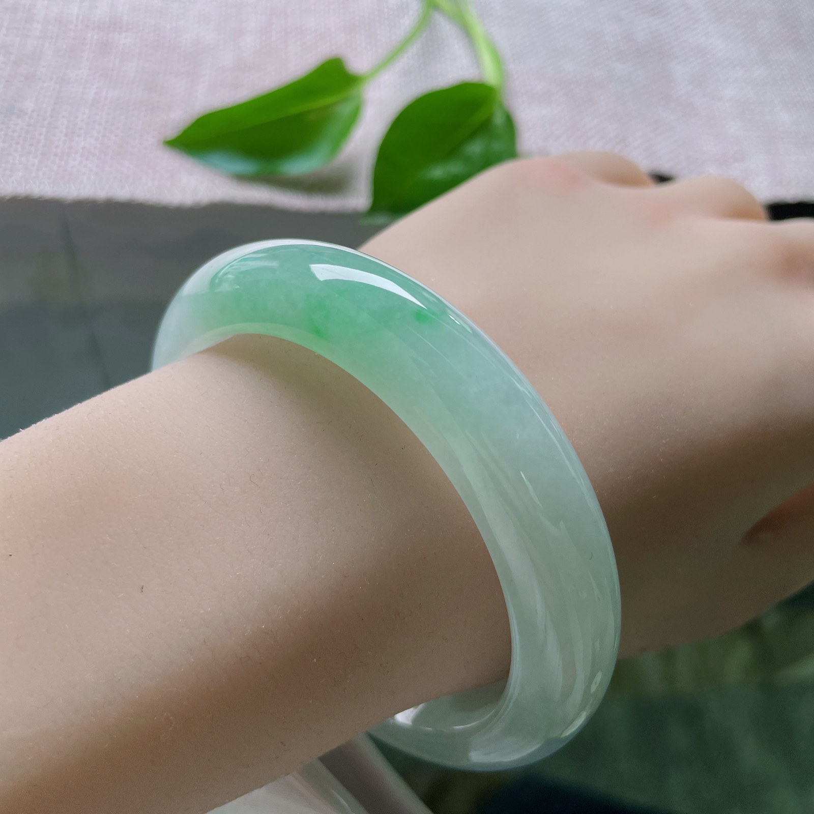 57.1/13.2/9.1飘绿正圈，清雅高级，种老水足厚装大气，端庄优雅。