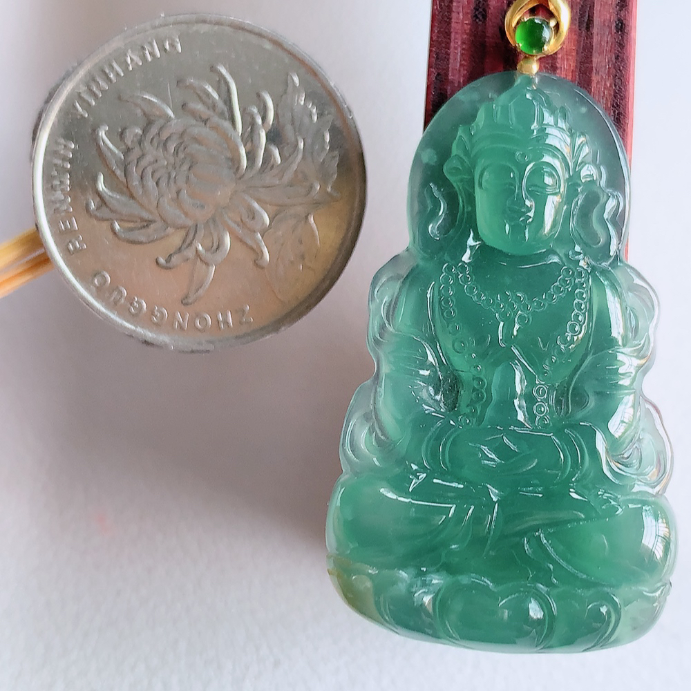 18k金扣蓝冰精雕观音吊坠，法相端庄大气，工艺精湛，种色浓郁，细腻饱满冰润，种老水足，收藏佳品，佩戴大气  W01.31   尺寸：38.5-22.5-4.2mm