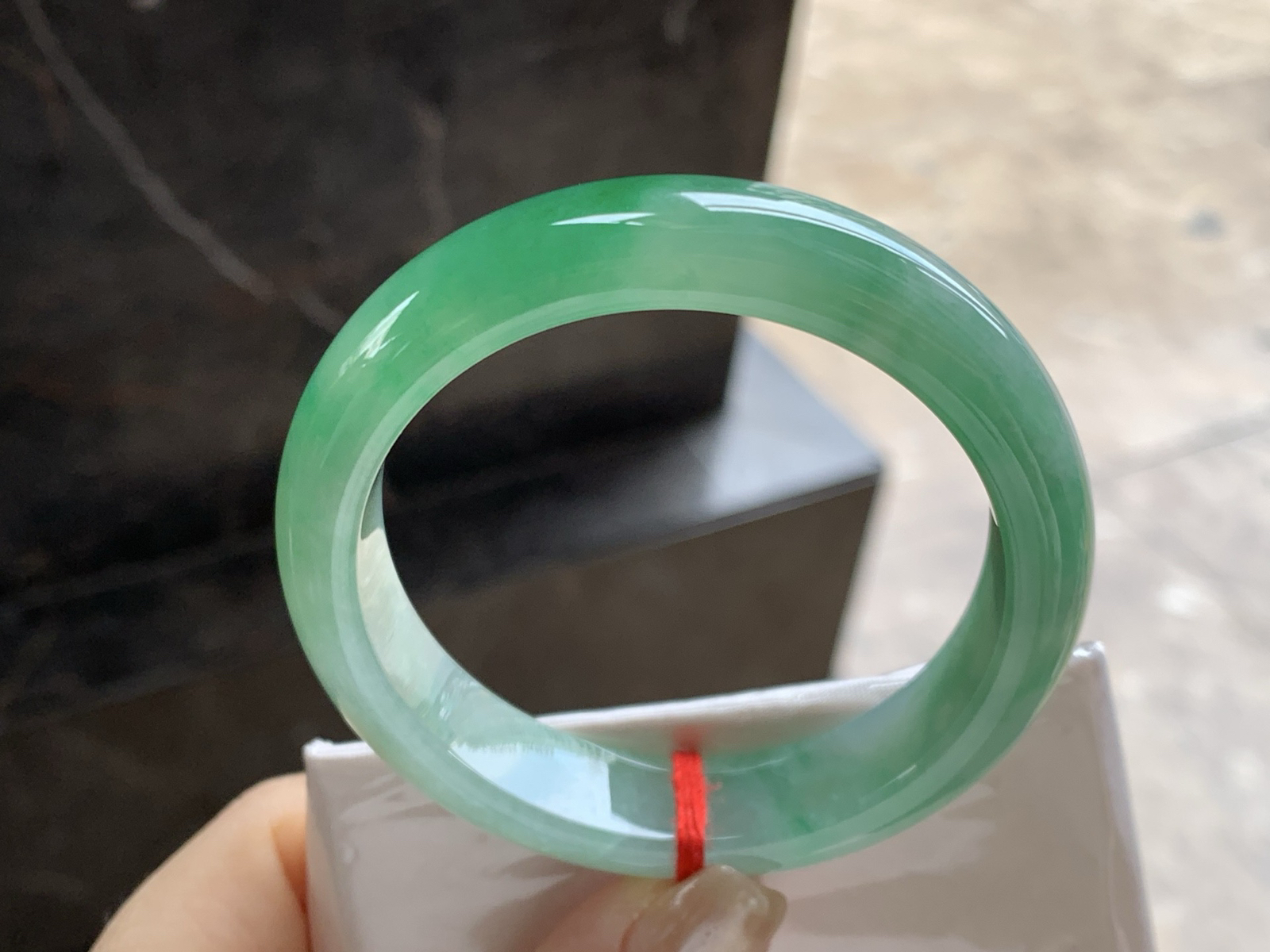 53.5-12.4-7.8

带色手镯^_^底子细腻 绿色浓郁漂亮