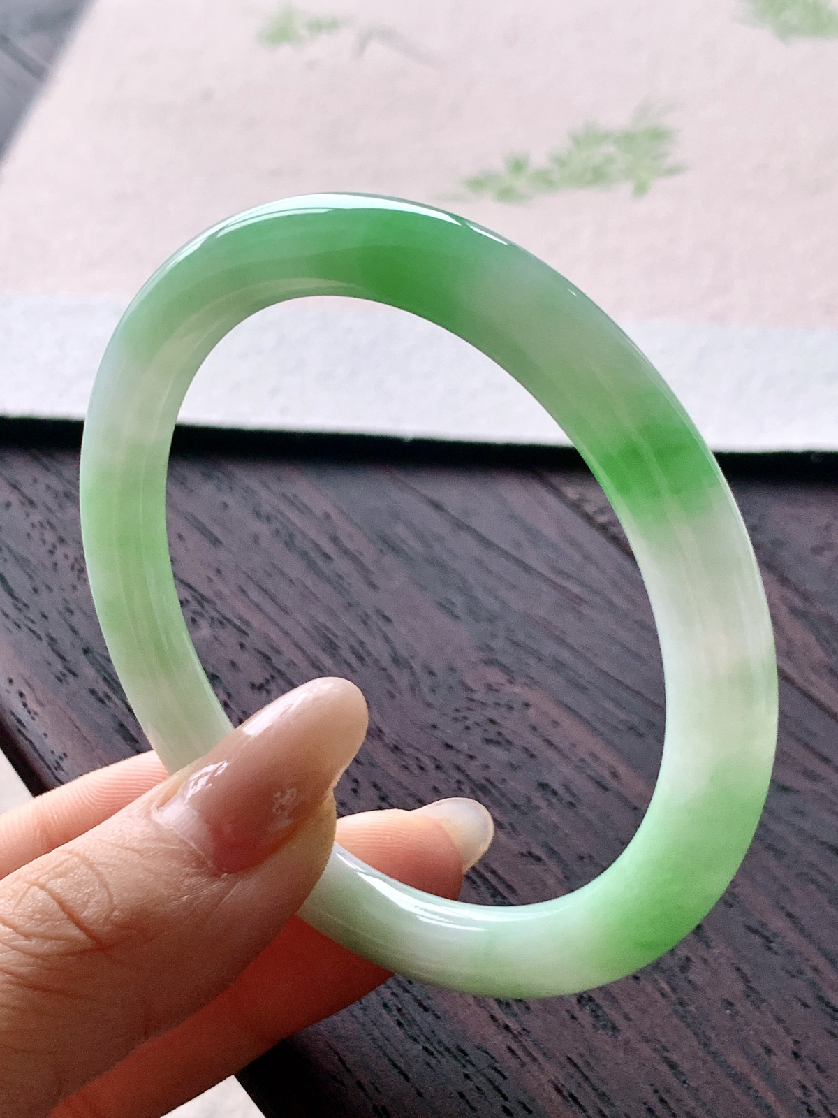 圆条 圈口55 56
【尺寸】54.8-6.7-7.4
冰飘花 种老细腻 有细纹