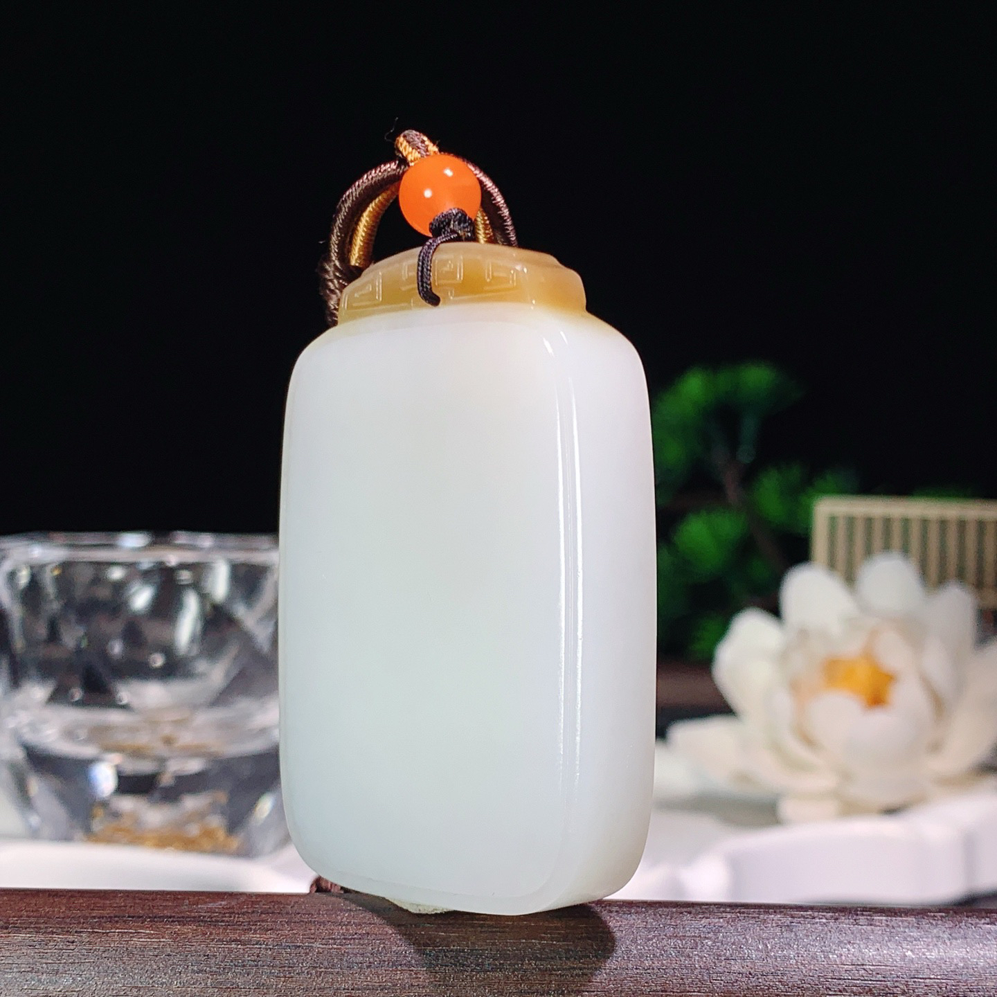 新疆和田玉且末糖平安无事牌挂件。尺寸54/35/12重60.5克 玉质细腻油润 底色纯净 脂粉好，品质好。lt260401