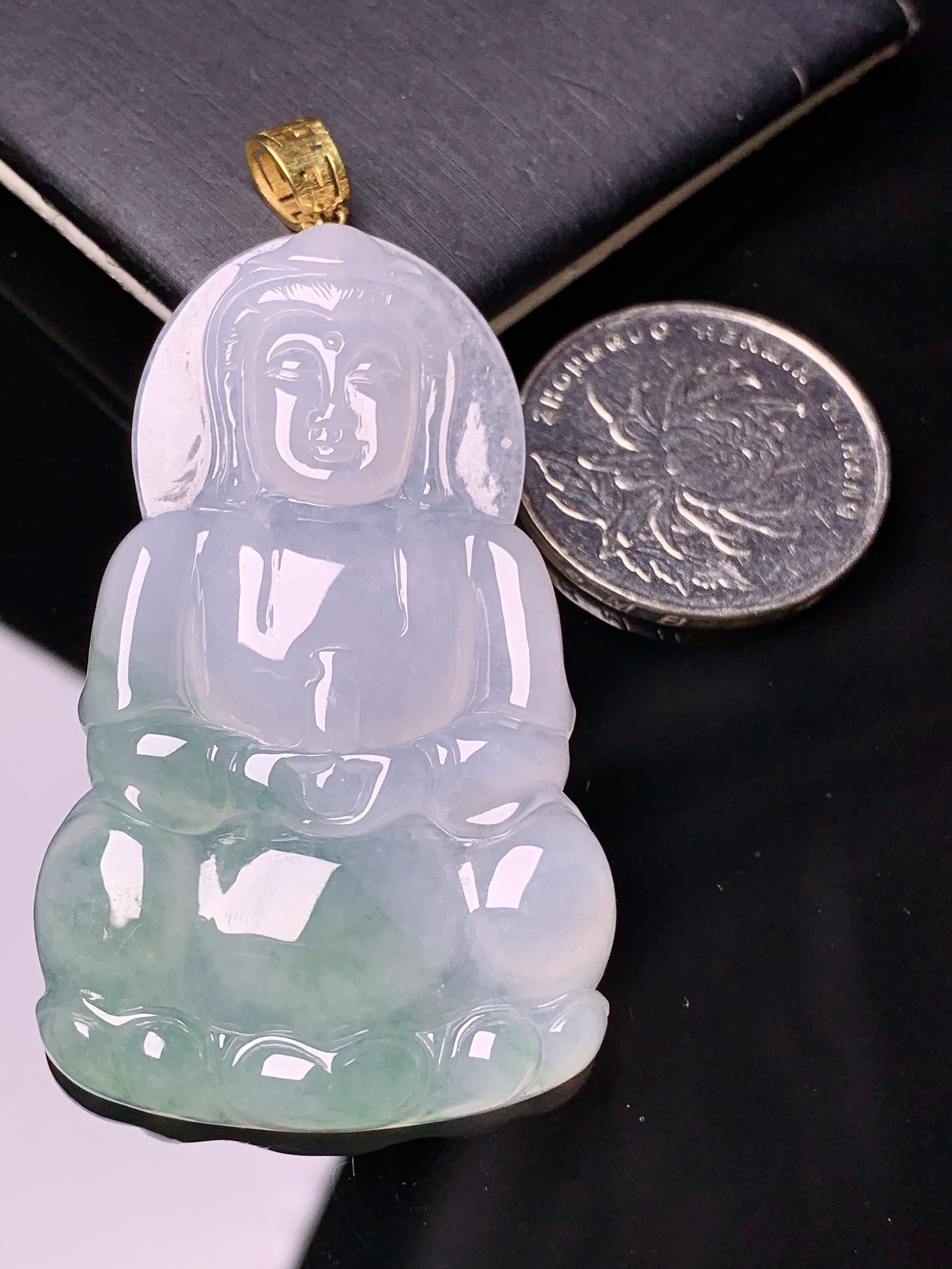 18k金镶嵌飘绿观音菩萨吊坠 玉质细腻 色泽艳丽清新 水润亮眼 整体尺寸61.2*31.8*4.6e1