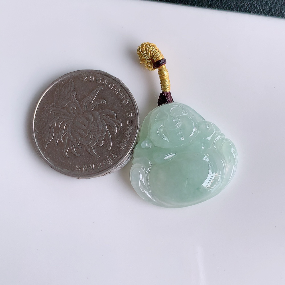冰润佛公挂件 玉质细腻  精雕弥勒佛，笑佛福耳垂肩，面相喜庆，开怀大笑，憨态可掬。惟妙惟肖，寓意福禄双全，吉祥美满，笑口常开 W357.31  尺寸：23-24-5.8mm