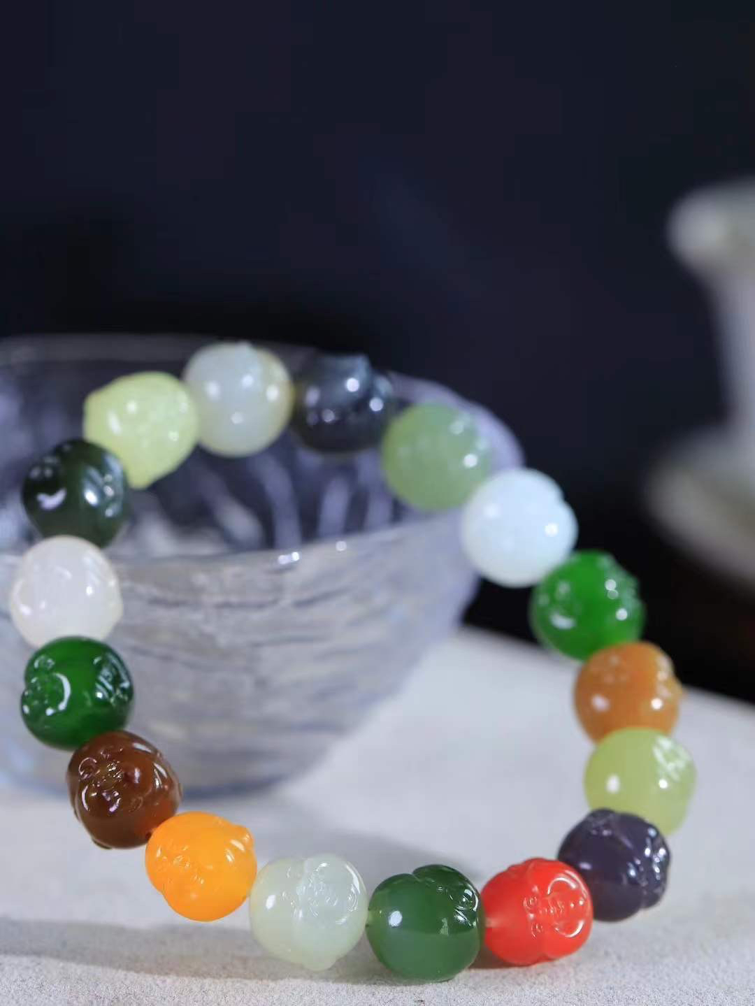 （弥勒笑佛.手串）

精品和田玉多宝弥勒佛手串，脂粉浓郁，玉质细腻温润，油性十足，颗颗精雕笑佛，笑容可掬，让人如沐春风，笑语吟吟，寓意待人宽厚，遇事大度，能屈能伸，️福佛相伴，福运连绵。给佩戴者带来平安 。尺寸取一11.6-10.8-12mm重39.7克FDA-8040163