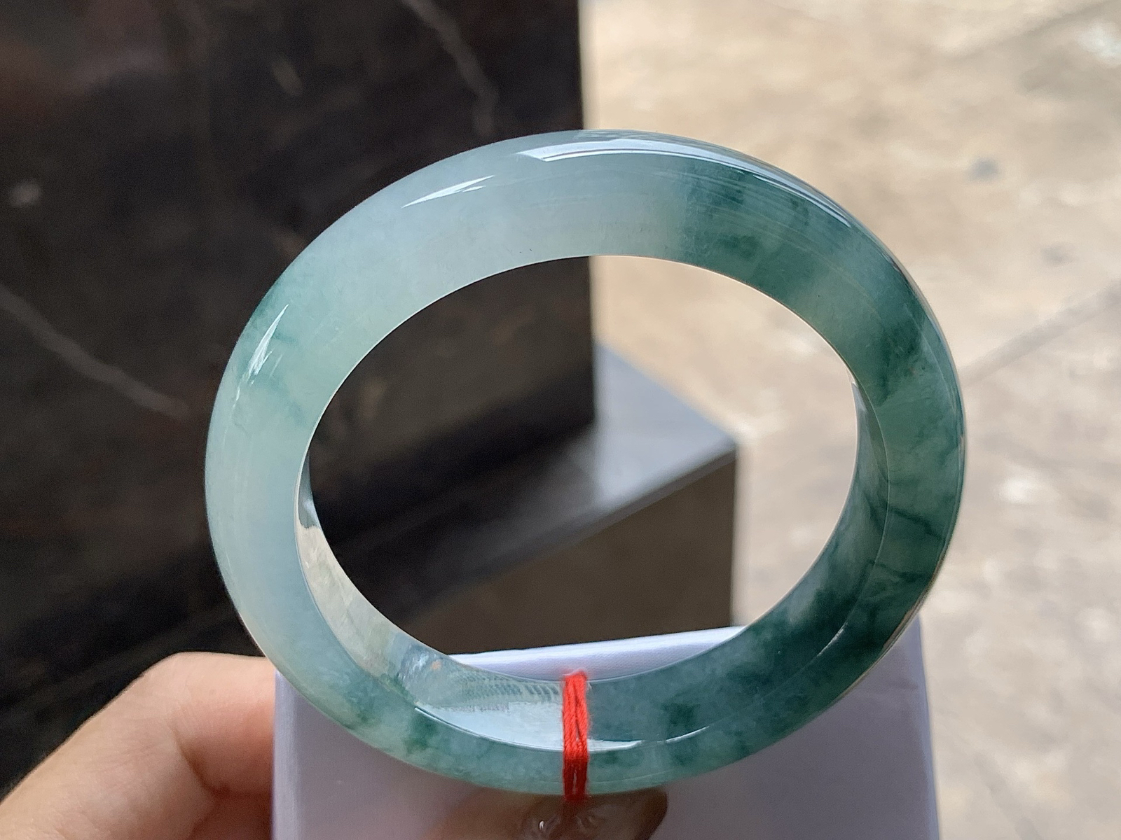 56.5-12.5-9.1

飘花手镯^_^鲜艳 玉质细腻 花色好看