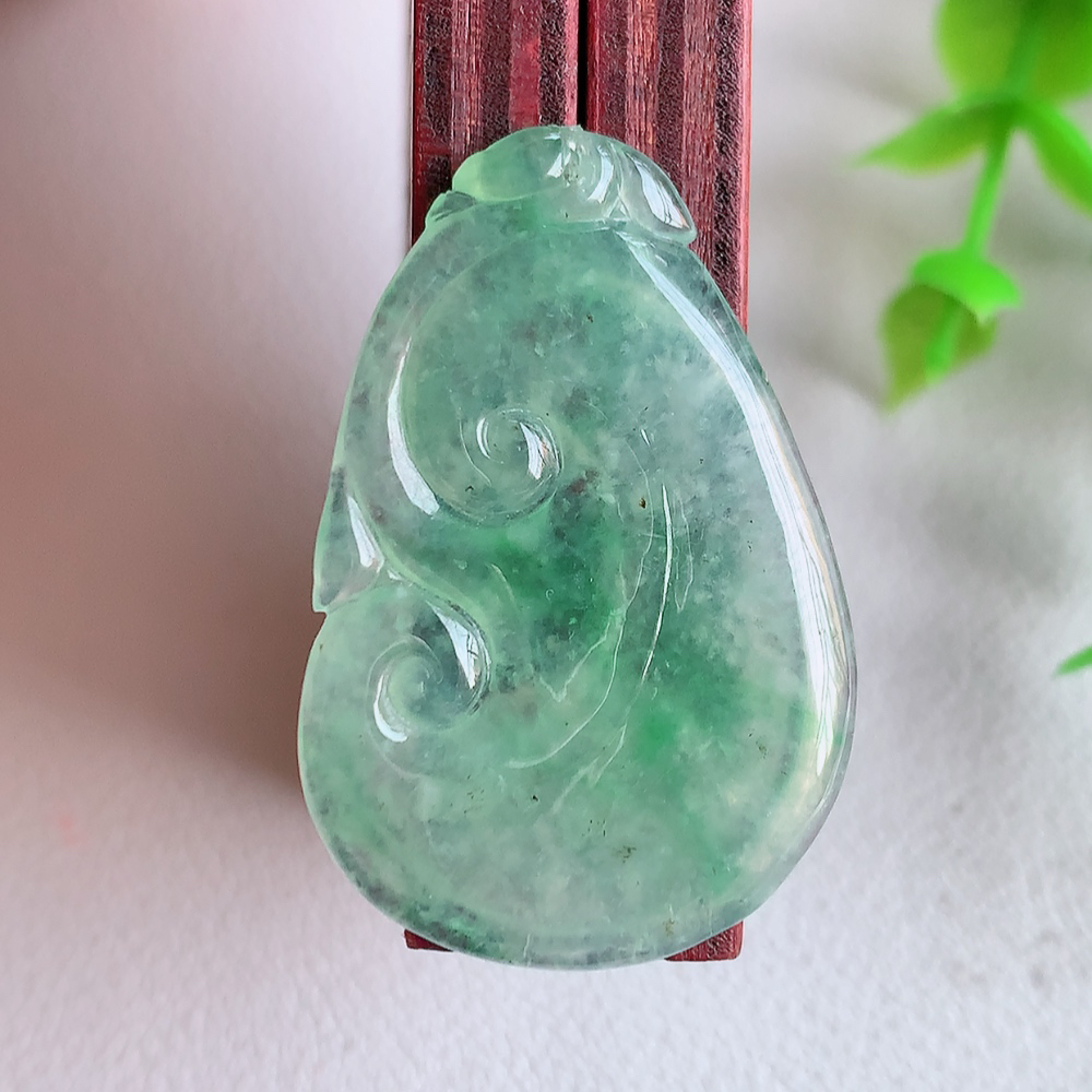 冰润飘花吉祥如意翡翠吊坠  寓意“万事如意，吉祥如意,福寿绵长 心想事成”饱满大气，通透水润  W01.31  尺寸：34.5-23.3-3mm