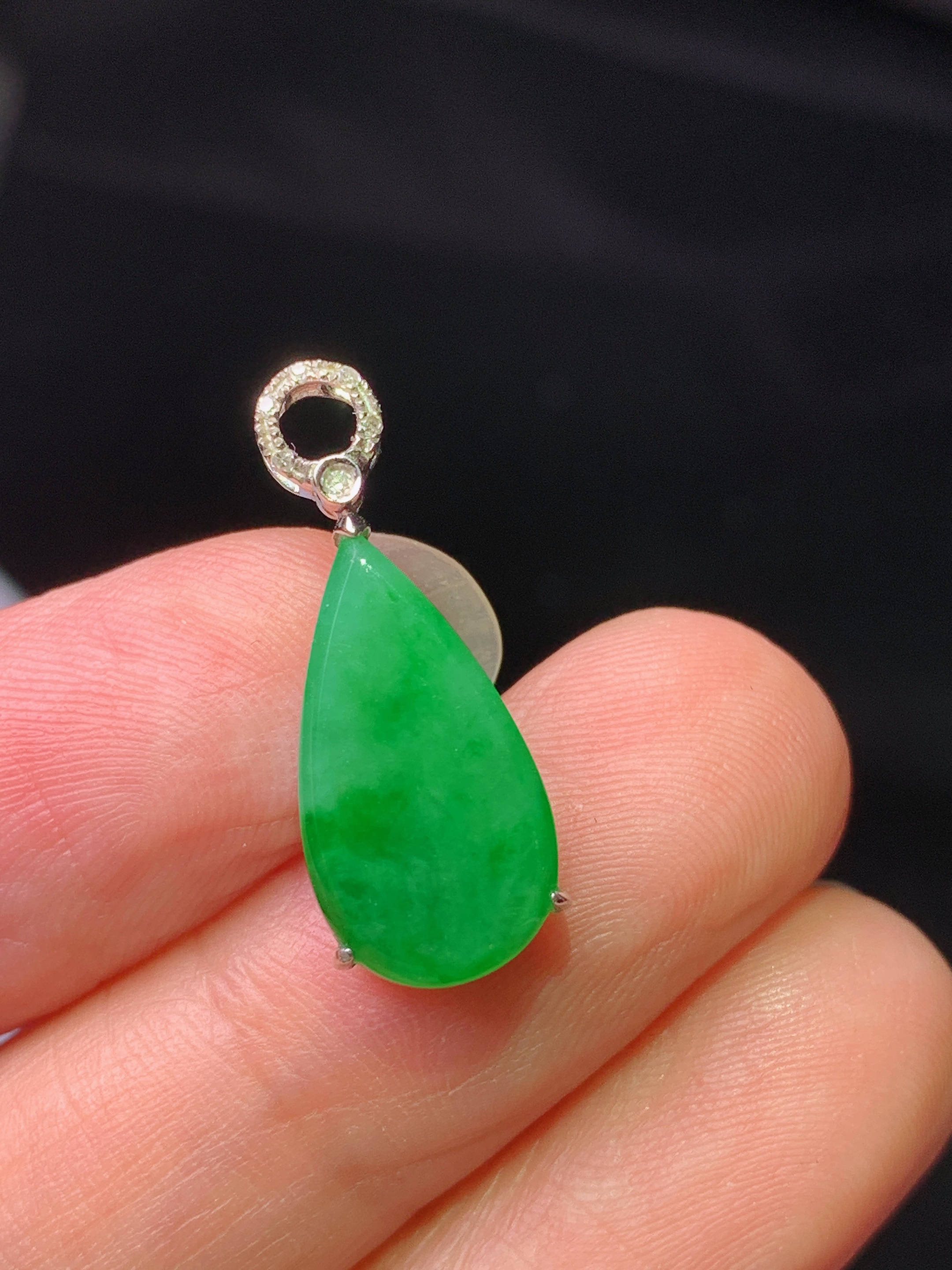18k金钻镶嵌满绿水滴吊坠 玉质细腻 色泽艳丽清新 水润亮眼 整体尺寸21.8*8.5*4.8b1