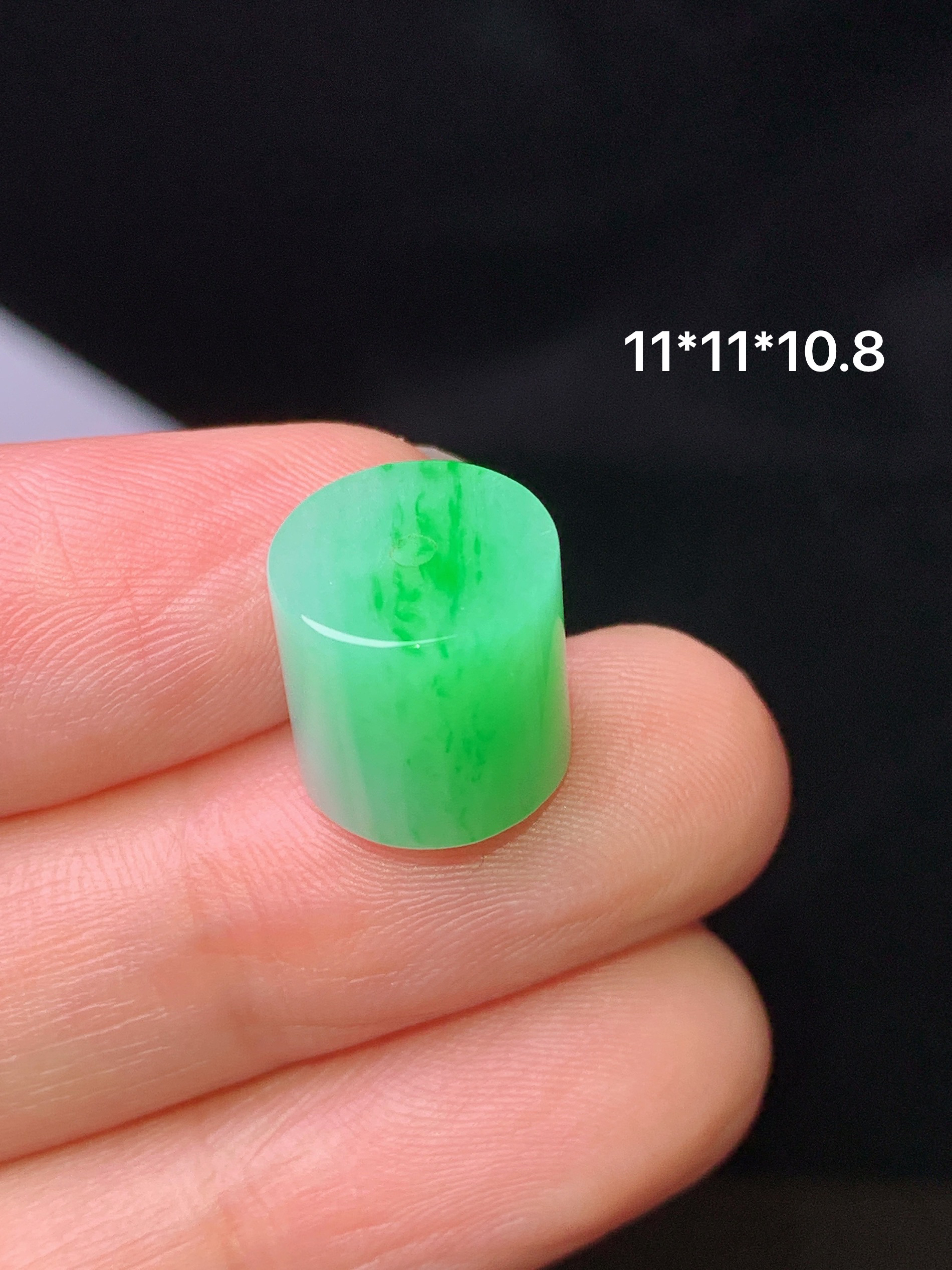 飘绿路路通吊坠 玉质细腻 色泽艳丽清新 水润亮眼 整体尺寸11*11*10.8z1