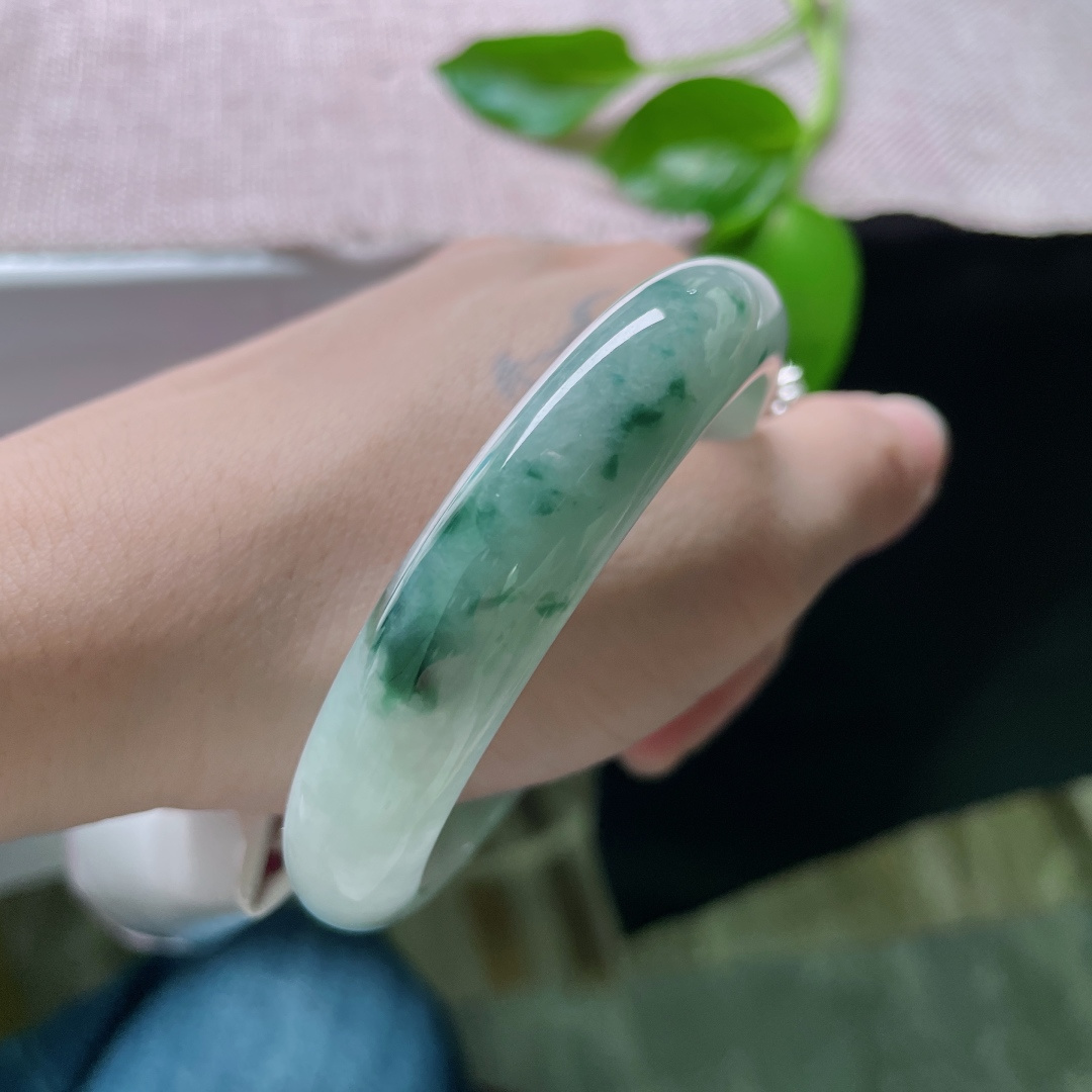 57/12.3/7.8，飘花正圈，色根作笔，游走数缕云烟。料子细腻，ss49389a