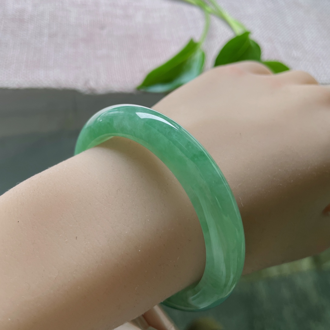 52.2/10.1/8，豆绿底正圈，水润细腻，集优雅与贵气于一身，一点皮纹，ss50127a