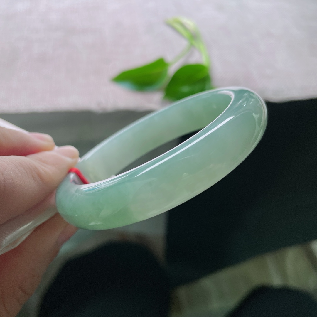 55/12.7/8.2，绿底正圈，水润，色泽均匀分布，佩戴知性，落落大方，棉线纹，″！ss49017a