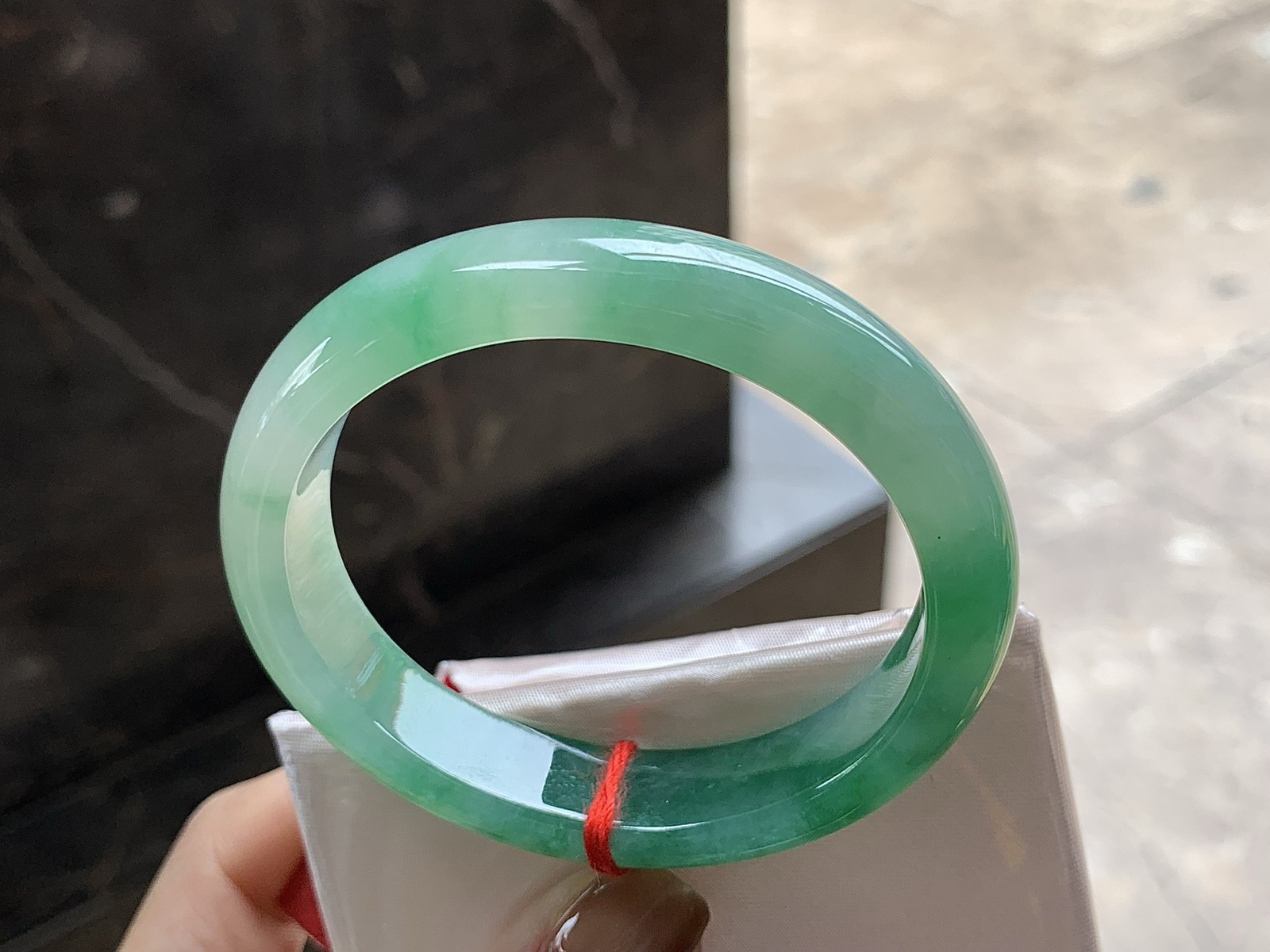 55-12.5-7.7

带色贵妃镯^_^正圈53可以带  颜色鲜艳浓郁 细腻的底子 种水好