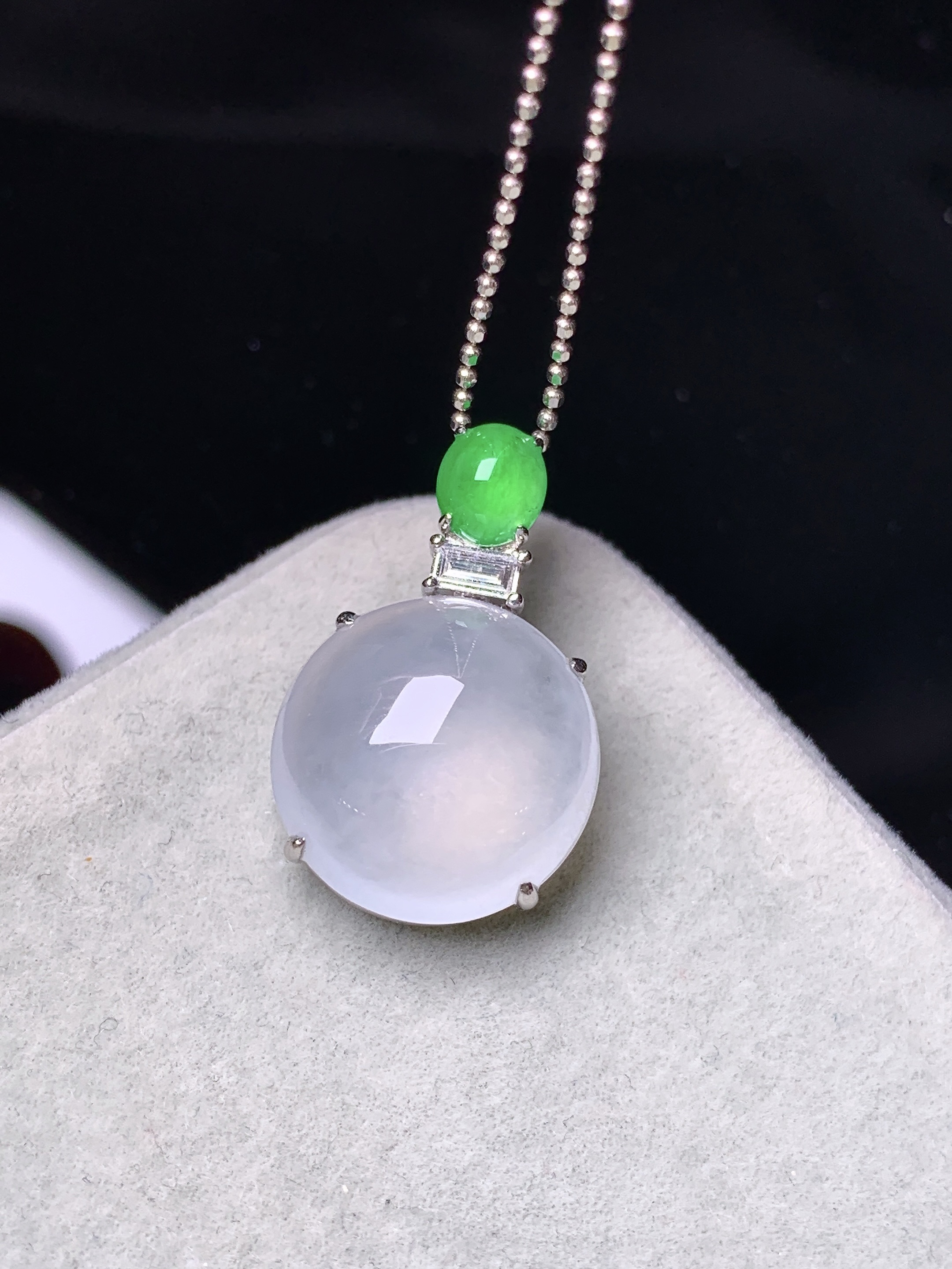 18k金钻镶嵌冰种蛋面吊坠 玉质细腻 色泽艳丽清新 水润亮眼 整体尺寸22.8*14.5*8m5