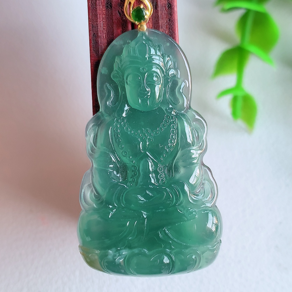 18k金扣蓝冰精雕观音吊坠，法相端庄大气，工艺精湛，种色浓郁，细腻饱满冰润，种老水足，收藏佳品，佩戴大气  W01.31   尺寸：38.5-22.5-4.2mm