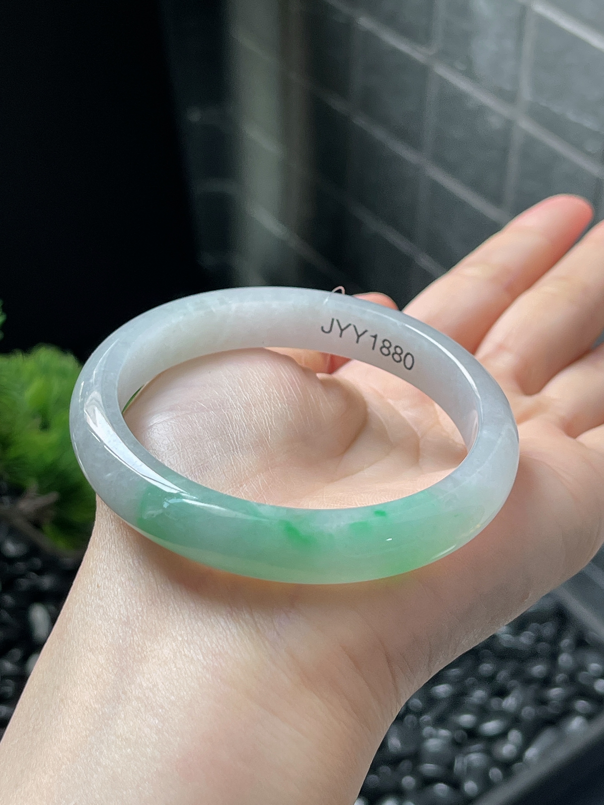 正圈55.8圈口，翡翠冰糯种飘绿白底青手镯