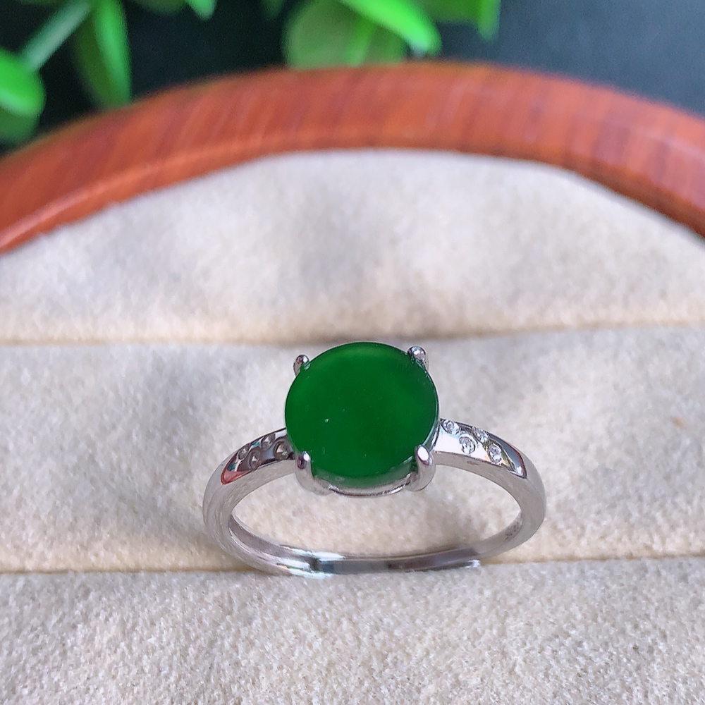 冰润满绿精美环形翡翠戒指  玉质细腻  冰清玉润  飘花灵动  颜色漂亮  W481.31  内径尺寸：17.5-8-4.5mm  裸石尺寸：8mm