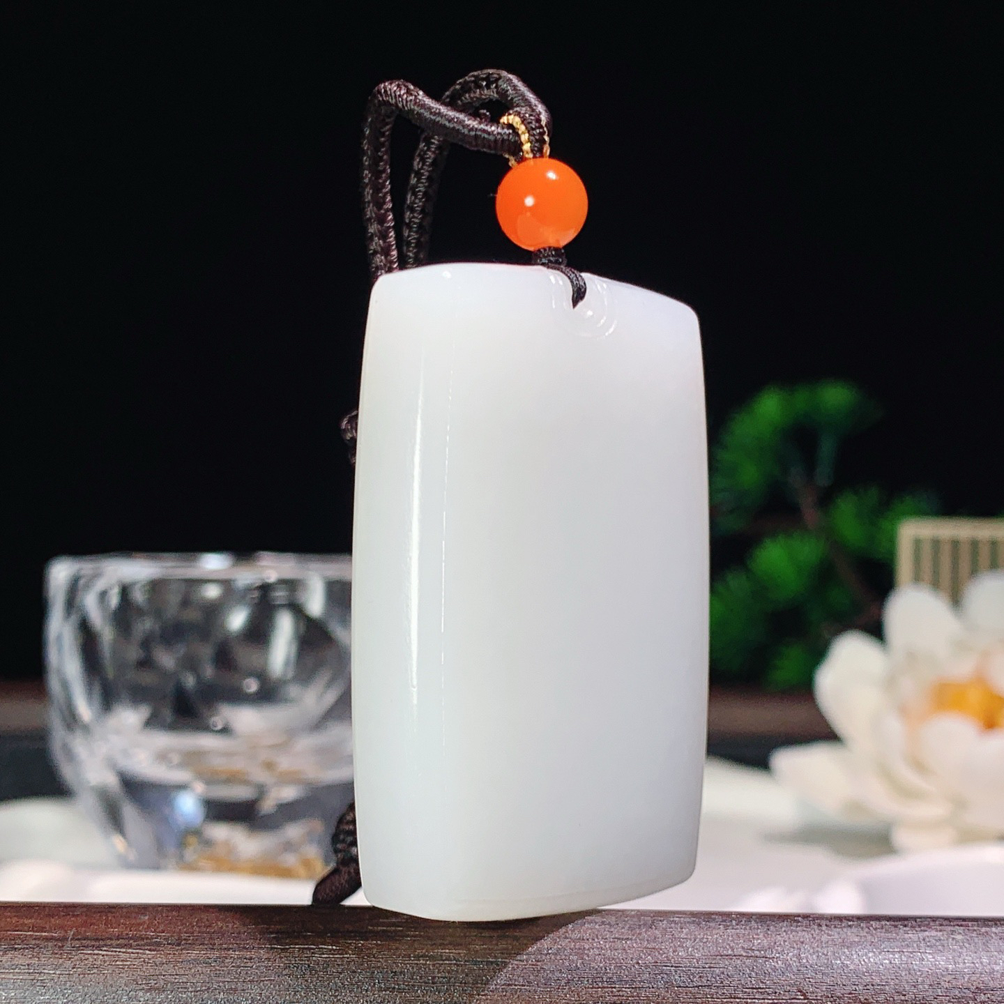 和田玉羊脂白玉平安无事牌挂件。尺寸50/33/10重48克 玉质细腻油润 底色纯净 脂粉好，品质好。