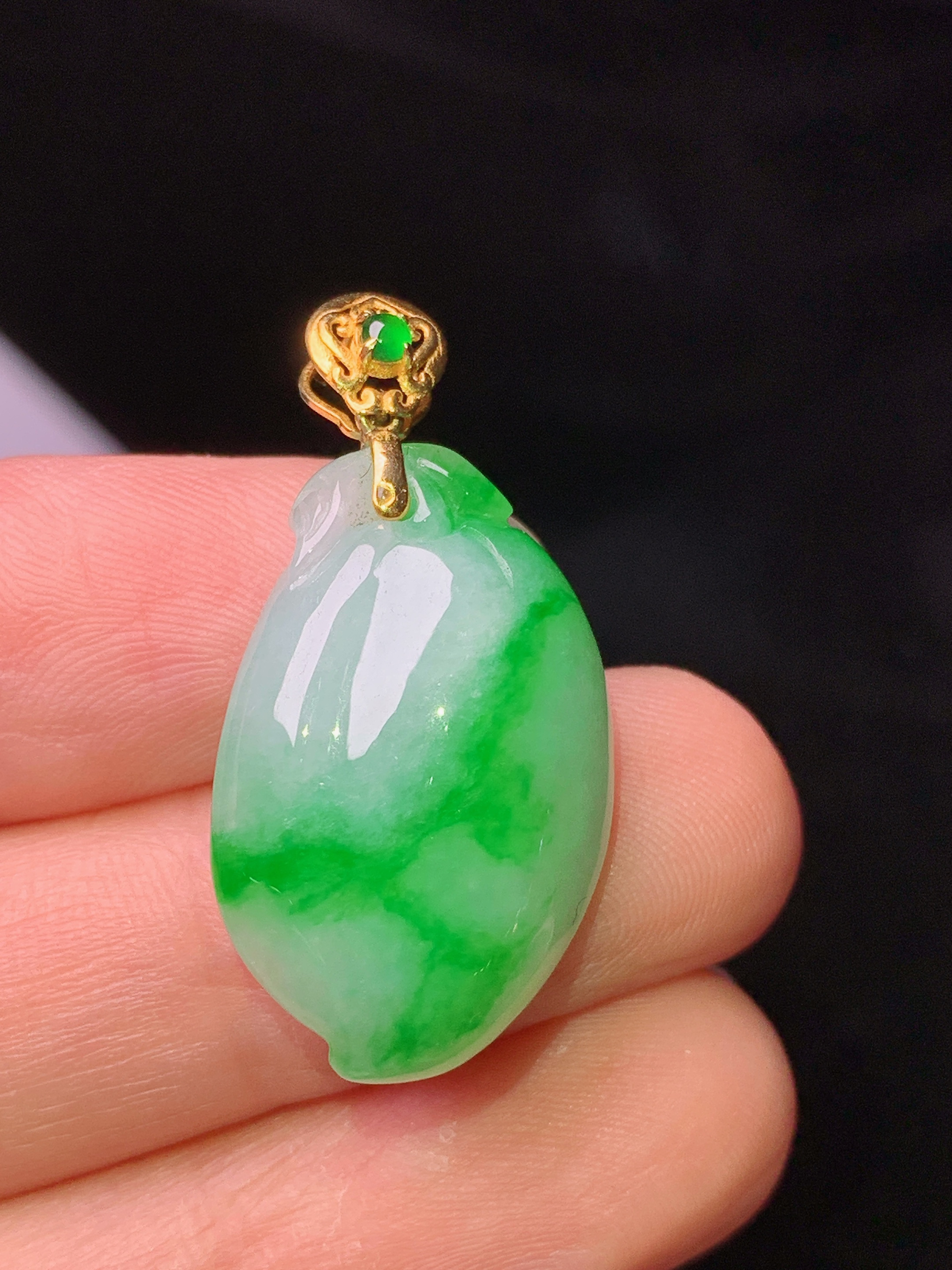 18k金镶嵌飘绿福瓜吊坠 玉质细腻 色泽艳丽清新 水润亮眼 整体尺寸30.5*15.2*8z1