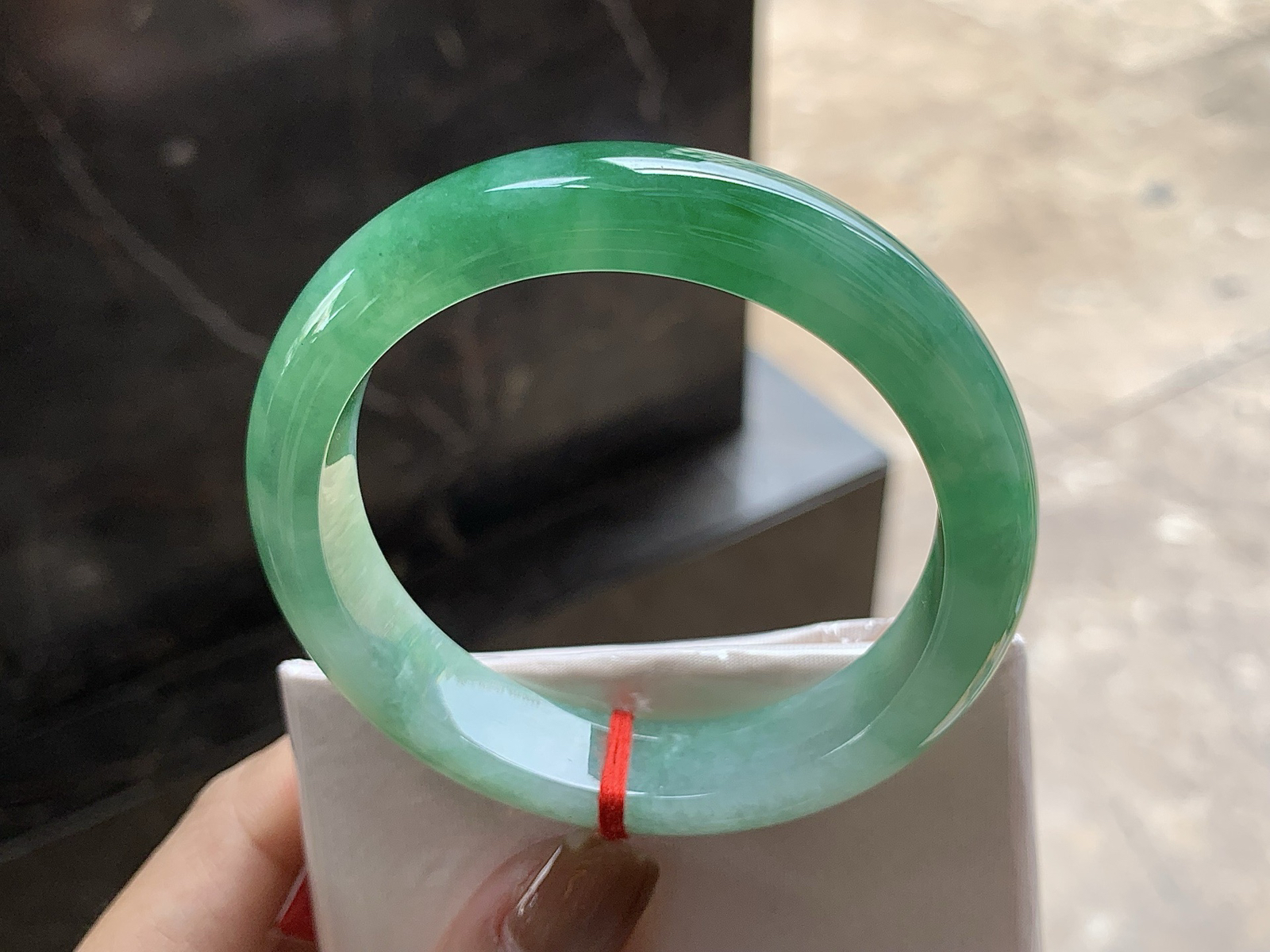 54.5-12.5-8.2

带色手镯^_^ 细腻清爽的底子 颜色浓郁