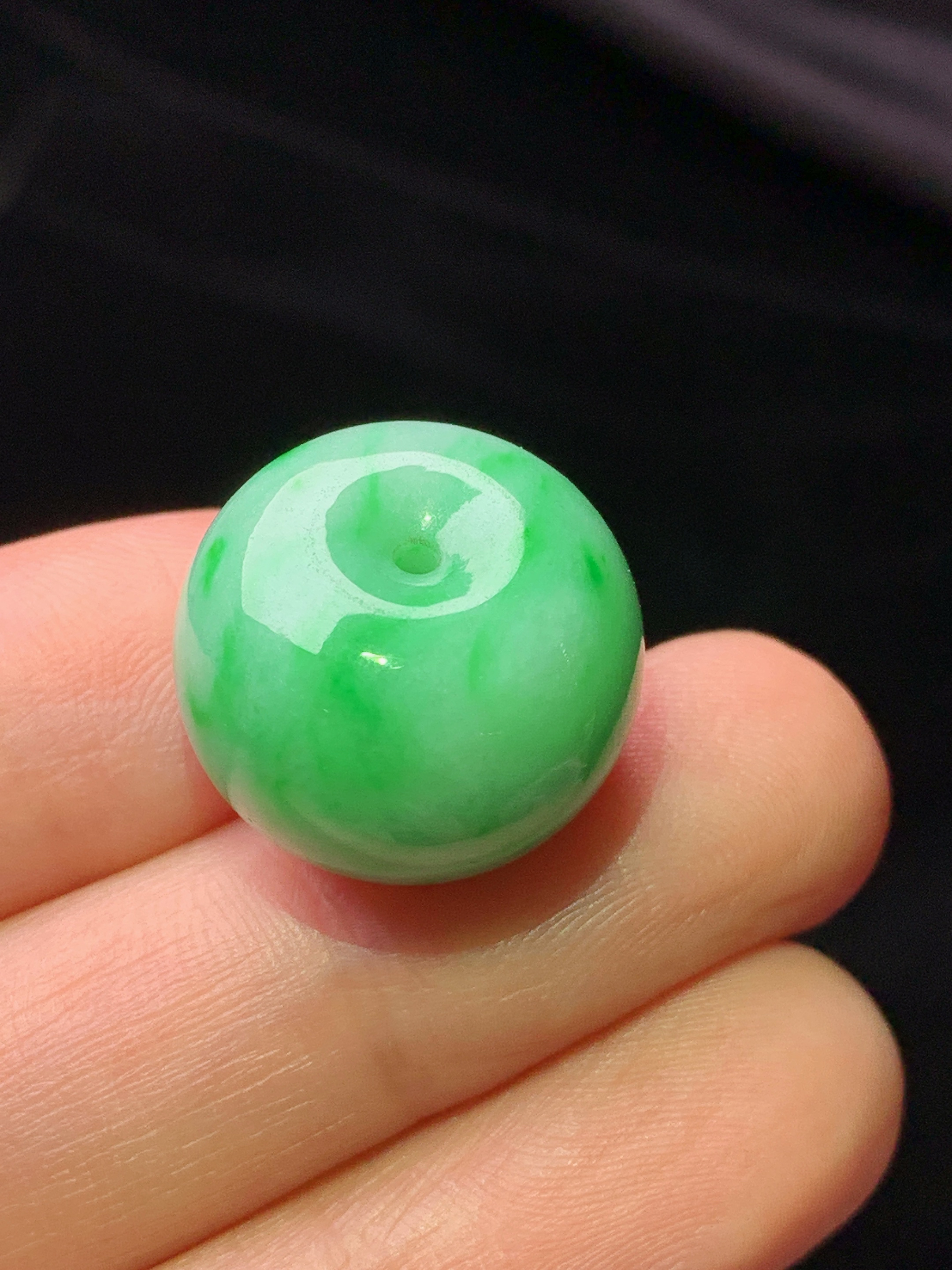 飘绿路路通吊坠 玉质细腻 色泽艳丽清新 水润亮眼 整体尺寸17.6*17.6*13a2