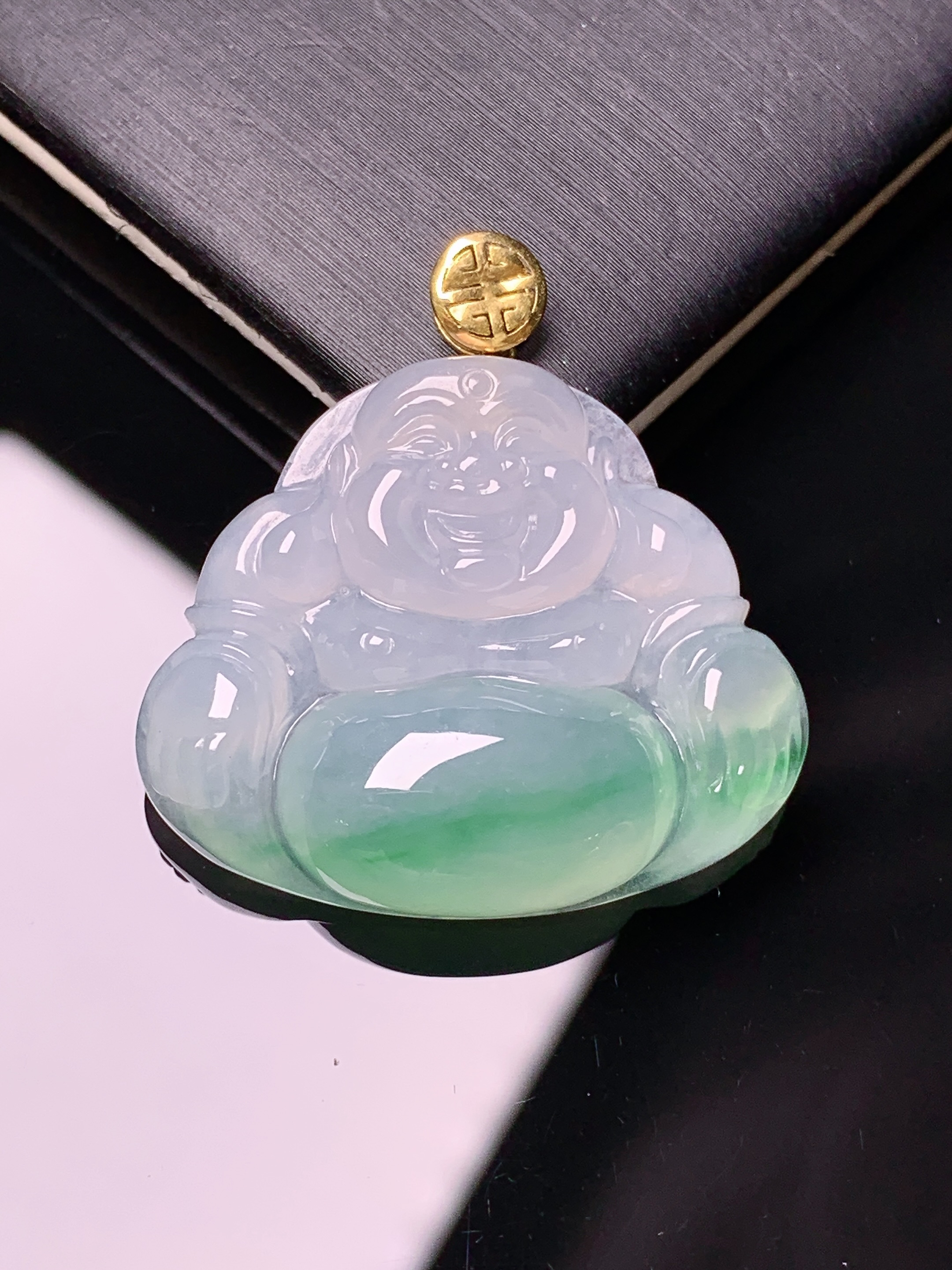 18k金镶嵌飘绿佛公吊坠 玉质细腻 色泽艳丽清新 水润亮眼 整体尺寸30.3*29.2*6.6m1
