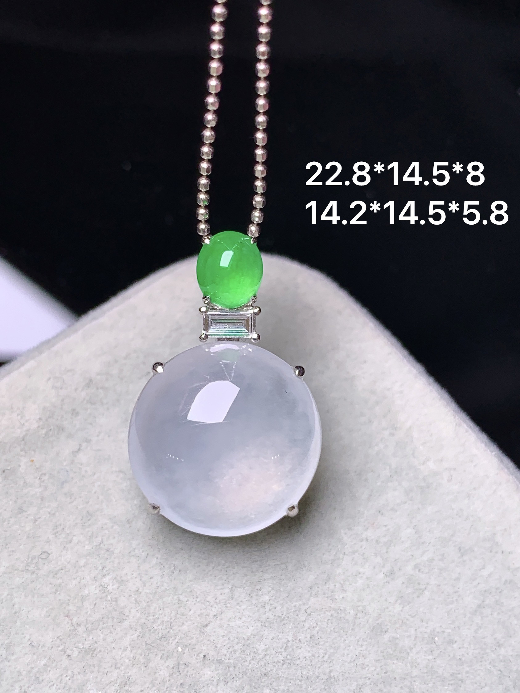 18k金钻镶嵌冰种蛋面吊坠 玉质细腻 色泽艳丽清新 水润亮眼 整体尺寸22.8*14.5*8m5