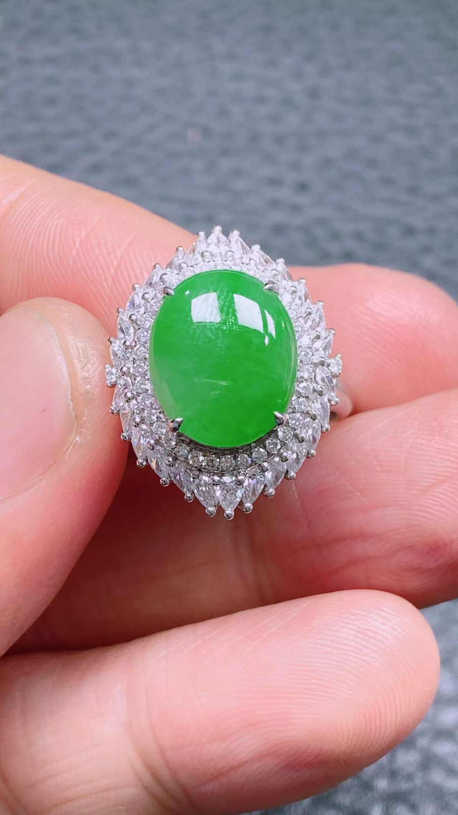 18k金镶嵌内径17mm豪华戒指！尺寸:镶嵌后: 镶21-16-10 裸石:12.4-10