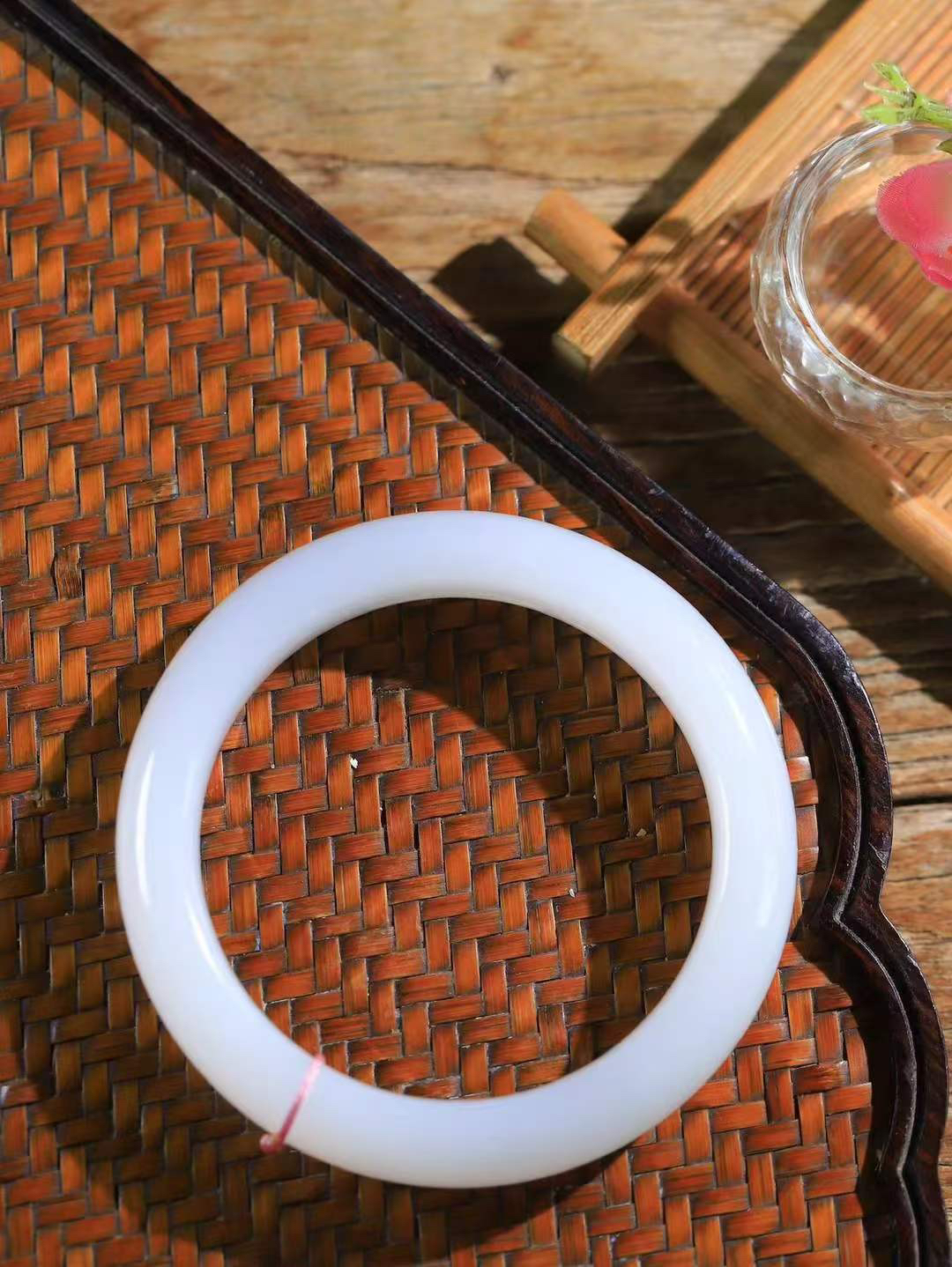 【柔情素语·手镯】

精品和田玉白玉手镯，玉质细腻温润，手感舒适，️线条流畅，简约大气，美自天成，佩戴于腕间，婉约之美，举手投足间透出那份低调奢华，醉人心扉。重66.3克 内径圈口56.5mm  尺寸14-9.5mm   FDA-55352703