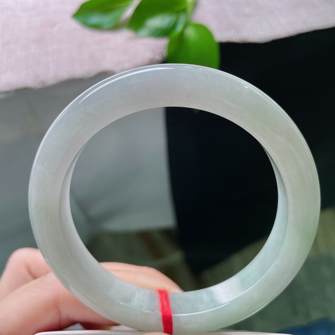 57.5/11.7/8.7，浅绿底正圈，质地温润细腻，水头好，从容自若，一点皮纹不显，ss48140a