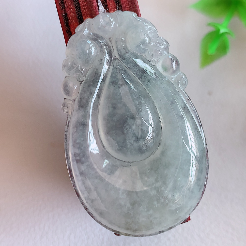 冰润福贝翡翠吊坠，寓意“辈辈有福，财源广进”水足莹润。通体清新通透，佩戴效果优雅迷人，W49.31  尺寸：39-24.5-5.8mm