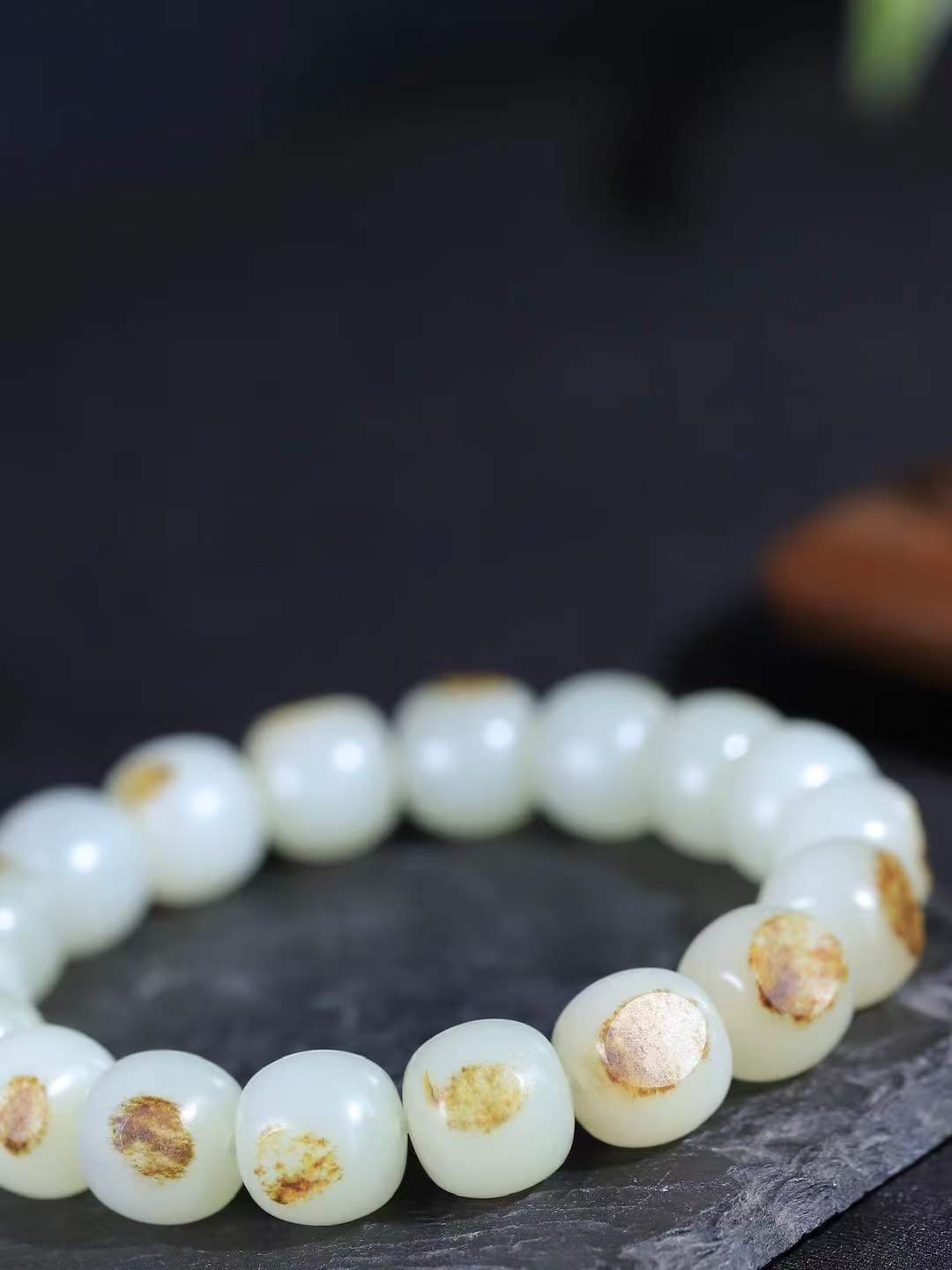 （老型珠.手串）

新疆和田籽料老型珠手串，玉质细腻油润 饱满光滑 质朴无华，悠远简单，人心境界远