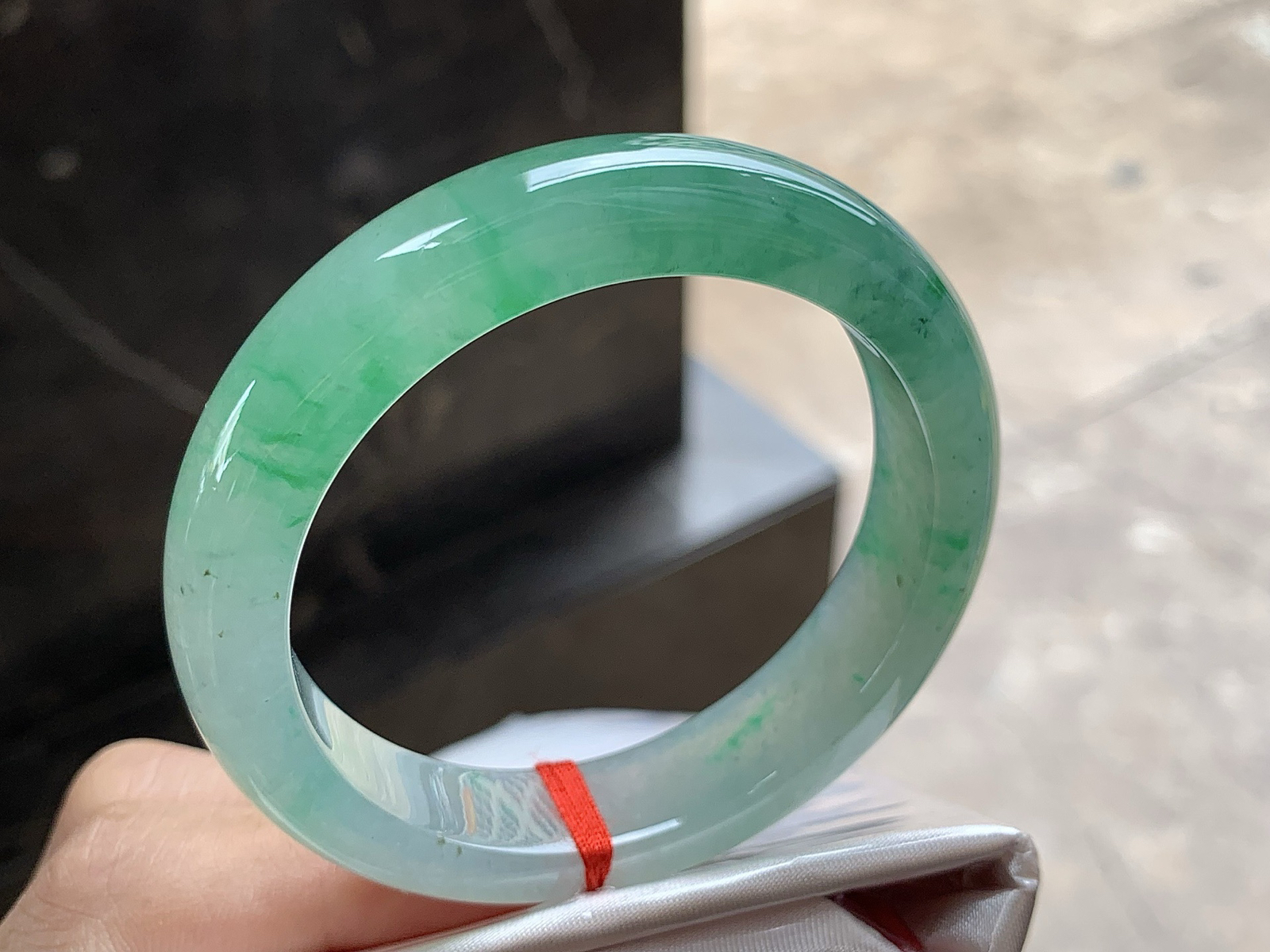 52.5-12.7-8.3

带色手镯^_^正圈52 53  种好水润～ 颜色鲜艳