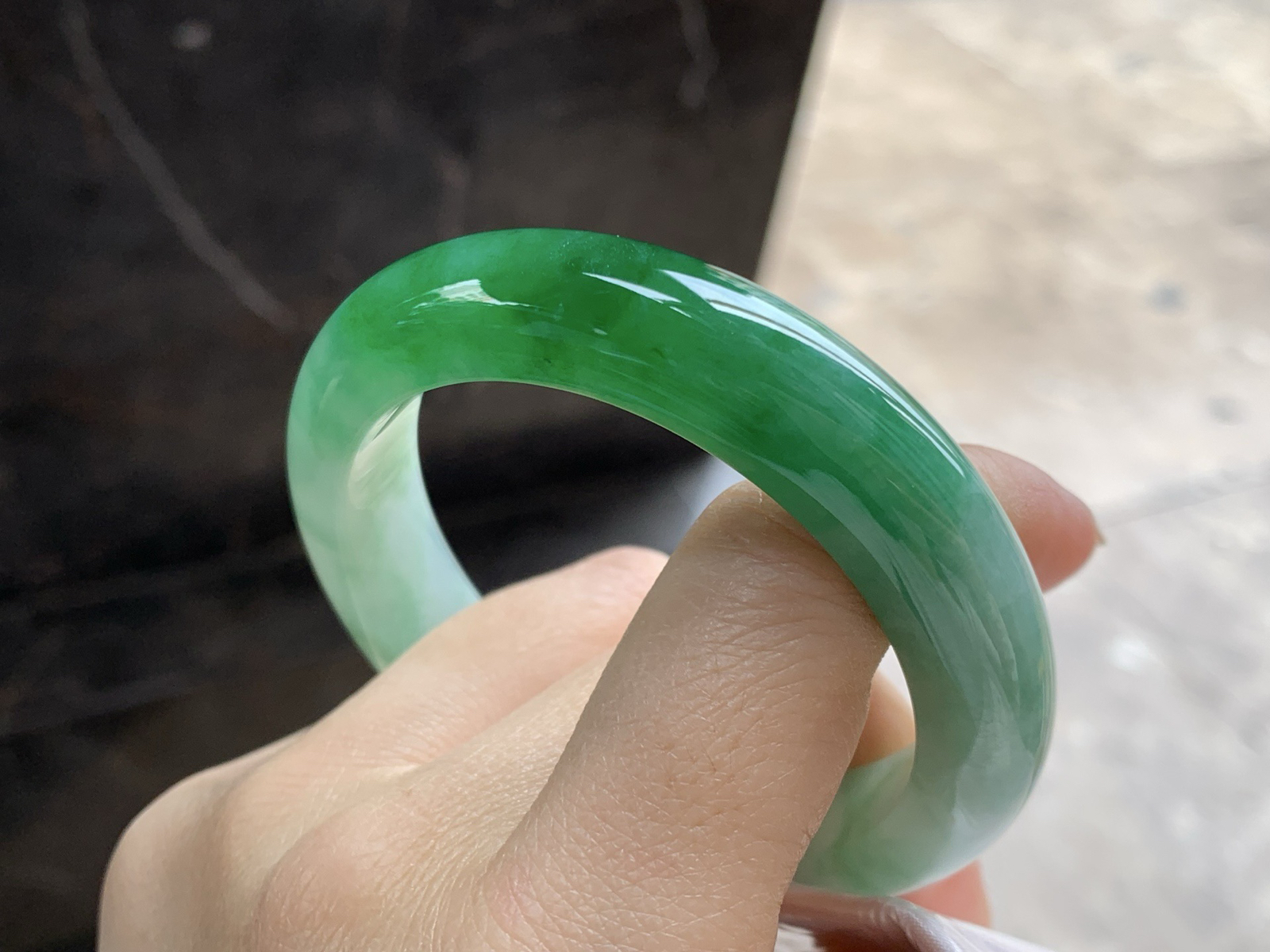 53-12.3-9

辣绿色手镯^_^底子细腻 绿色浓郁