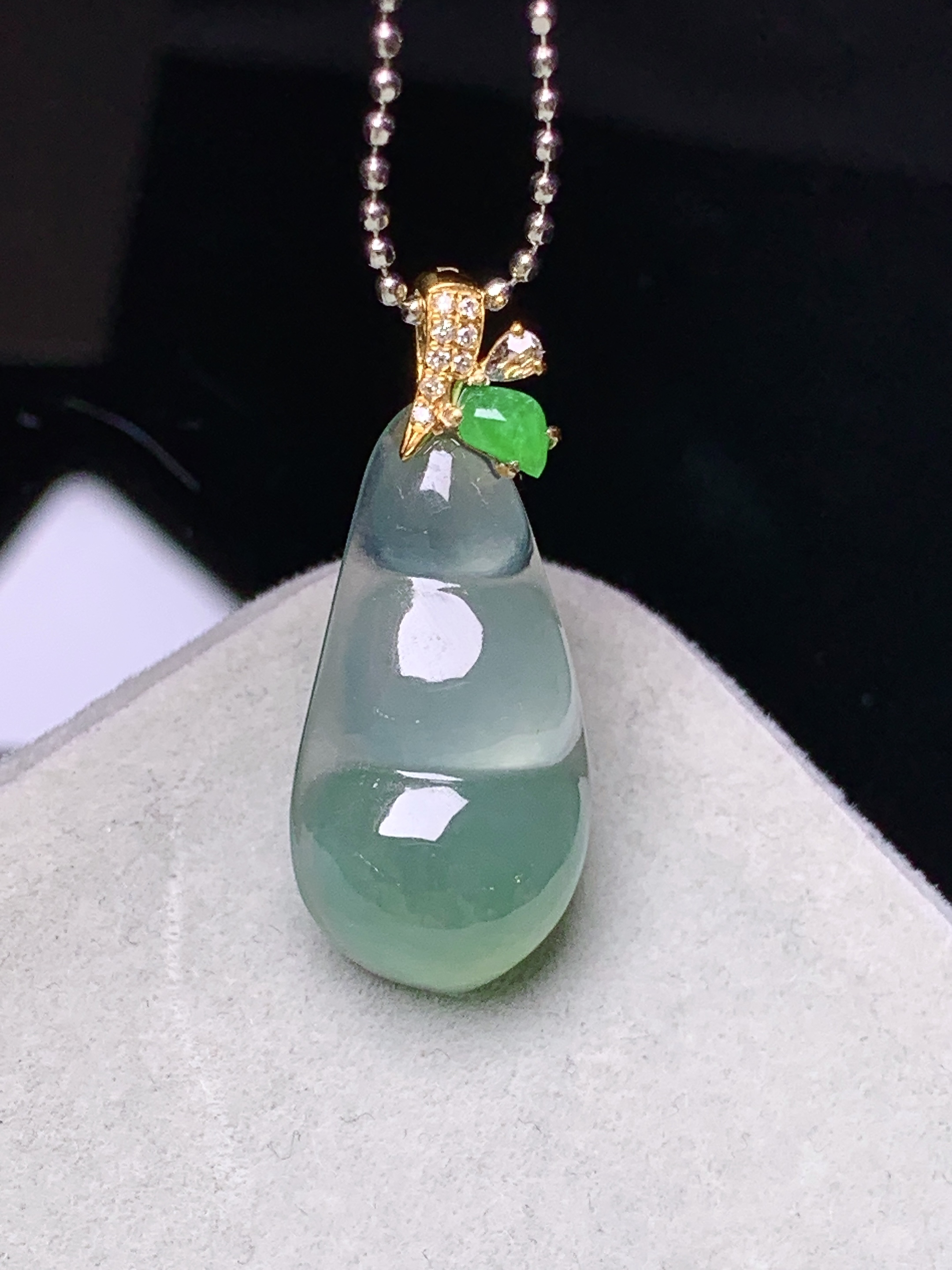 18k金钻镶嵌冰种四季豆吊坠 玉质细腻 色泽艳丽清新 水润亮眼 整体尺寸27.2*11.8*5.5j