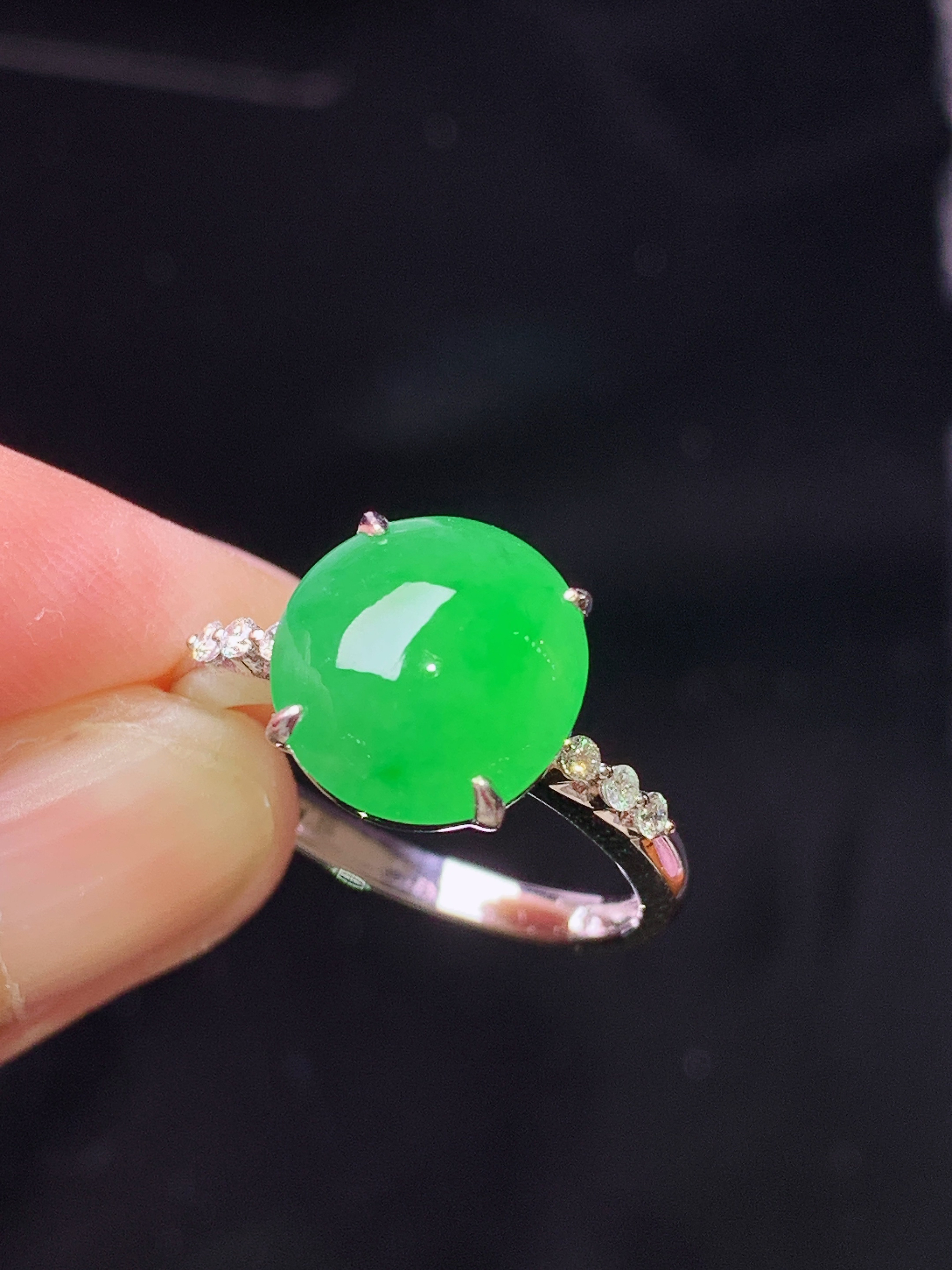 18k金钻镶嵌翠绿蛋面 玉质细腻 色泽艳丽清新 水润亮眼 圈口14.5 整体尺寸10.5*10*4.2L2