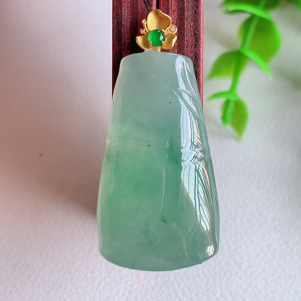 18k金扣冰润竹节翡翠吊坠，寓意“节节高升，官运亨通，前程似锦”竹节比喻美好品德，君子比德于玉，清秀高雅  W01.31  尺寸：32.5-18.6-6.8mm