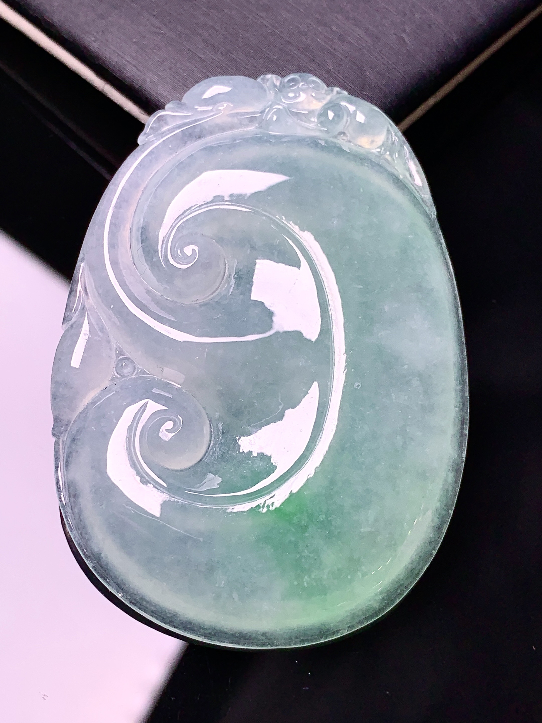 飘绿如意吊坠 玉质细腻 色泽艳丽清新 水润亮眼 整体尺寸52.5*37*5.8a2