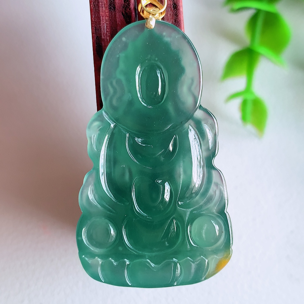 18k金扣蓝冰精雕观音吊坠，法相端庄大气，工艺精湛，种色浓郁，细腻饱满冰润，种老水足，收藏佳品，佩戴大气  W01.31   尺寸：38.5-22.5-4.2mm