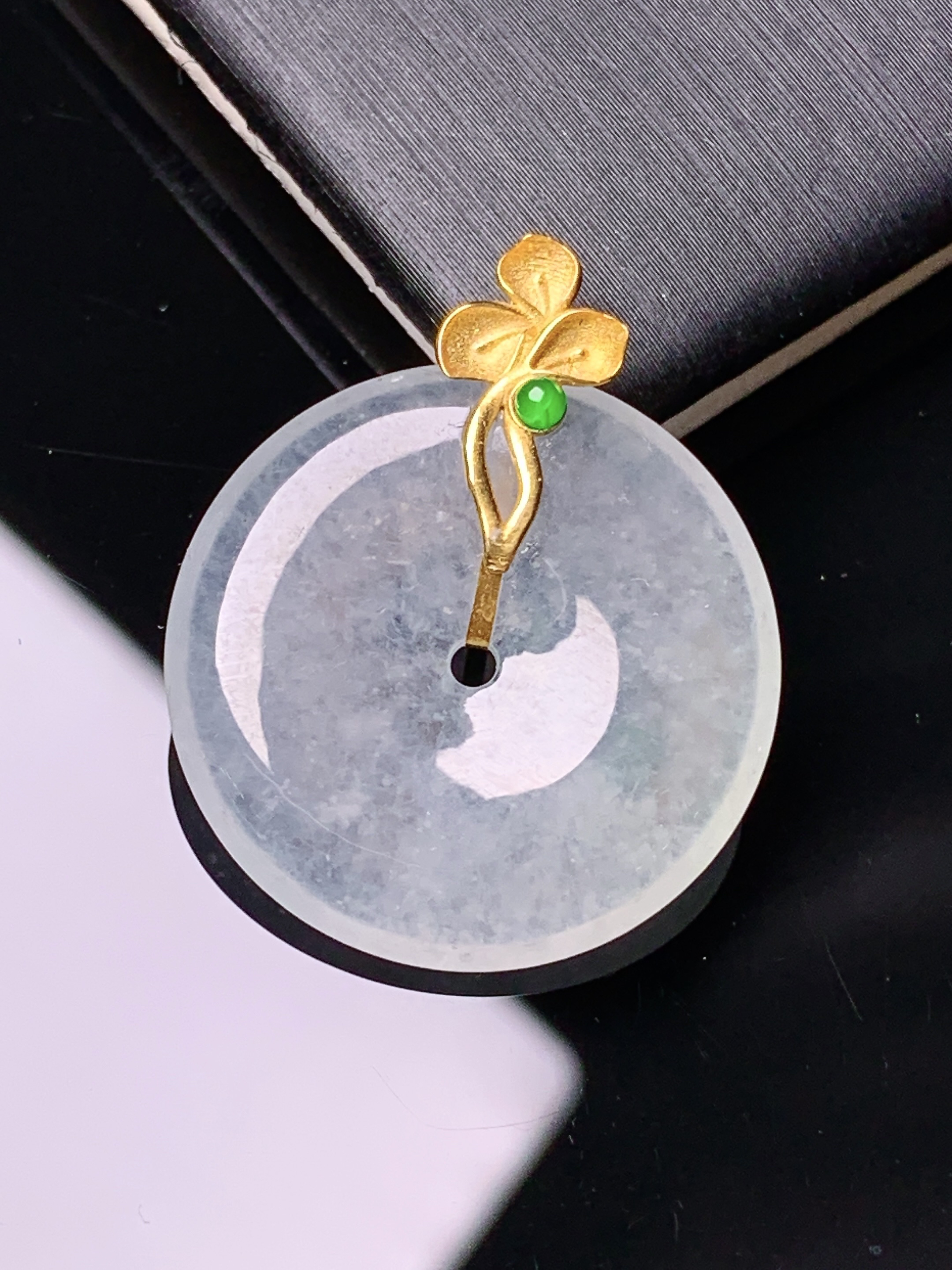 18k金镶嵌冰种平安扣吊坠 玉质细腻 色泽艳丽清新 水润亮眼 整体尺寸26.8*22.3*3.8j2